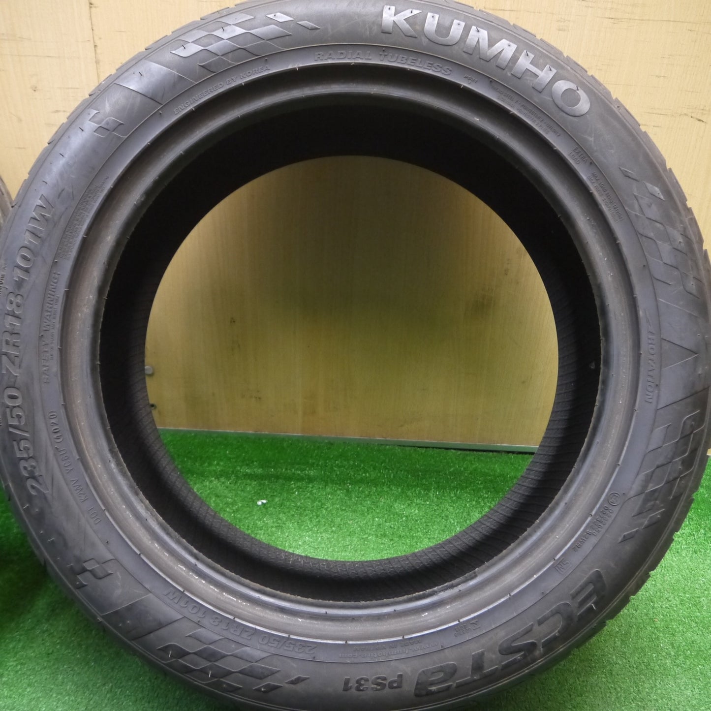 [送料無料] バリ溝！9分★235/50R18 クムホ エクスタ PS31 タイヤ 18インチ アルファード ヴェルファイア エスティマ エルグランド ハリアー等★4122504Hノタ
