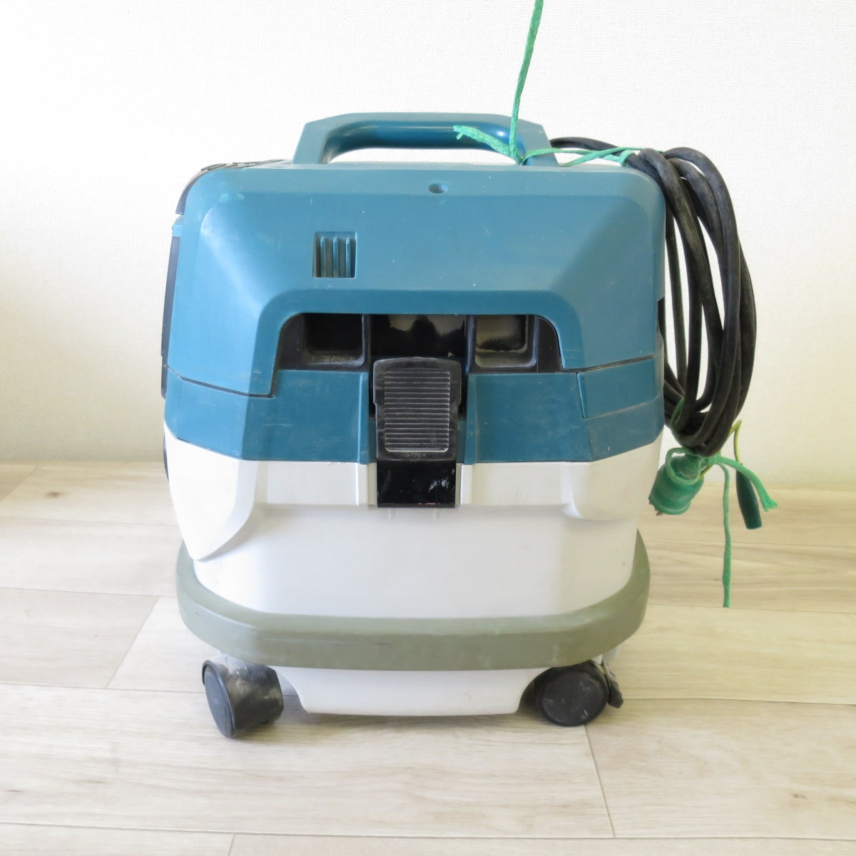 [送料無料] ◇マキタ 乾湿 両用 業務用 集じん機 VC0820 集塵機 makita 100V 本体のみ◇