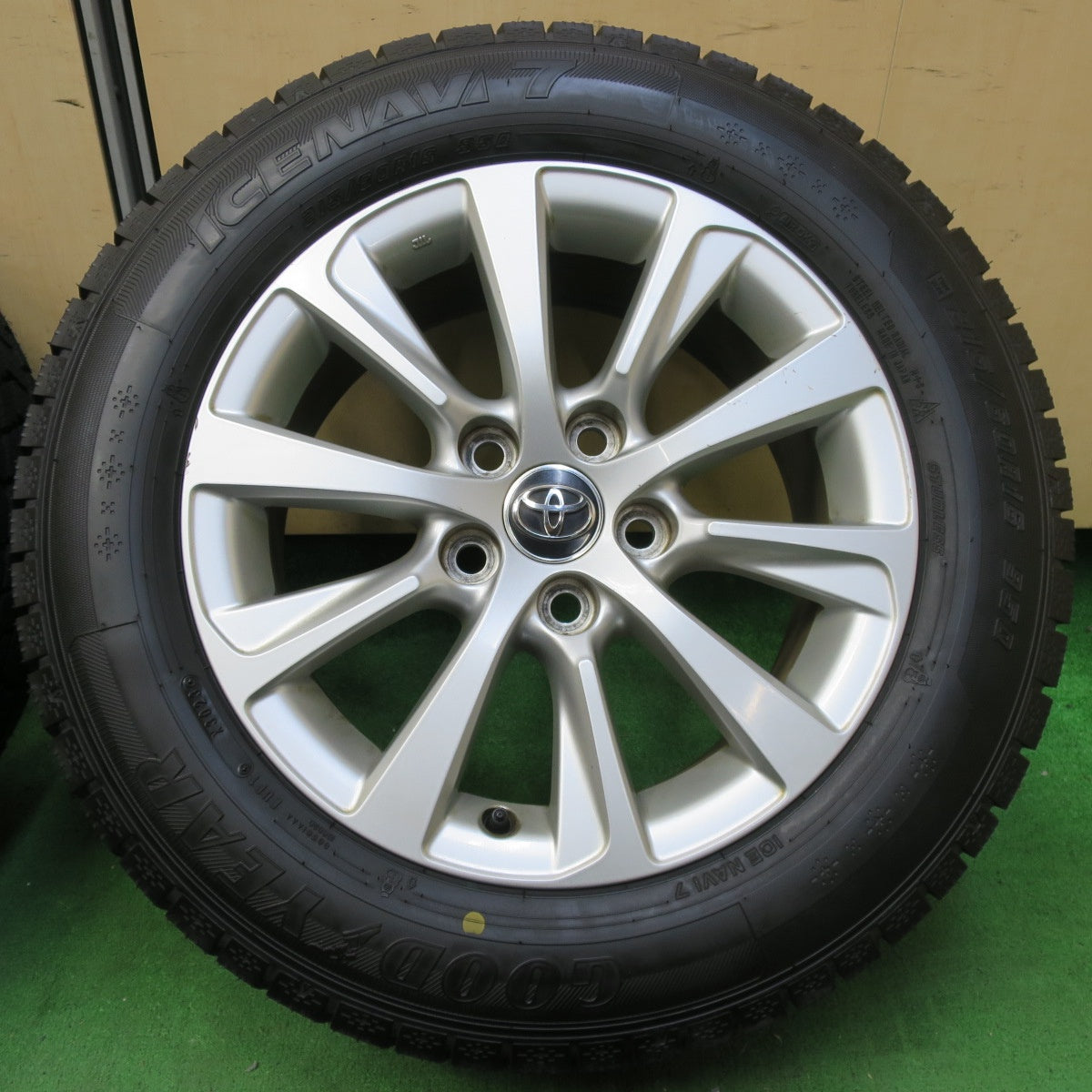 [送料無料] タイヤほぼ未使用！23年！キレイ★トヨタ 130系 マークX 純正 215/60R16 スタッドレス グッドイヤー アイスナビ7 PCD114.3/5H★4093007イス