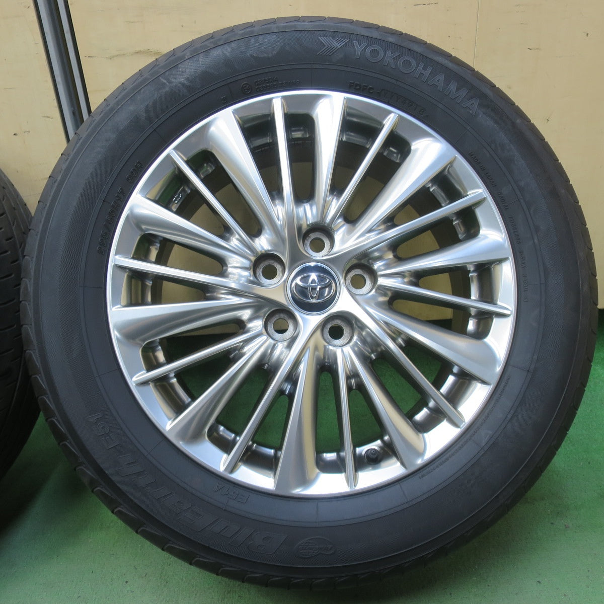 キレイ◎トヨタ 30系 アルファード ヴェルファイア 純正 225/60R17 ヨコハマ ブルーアース E51 E51A 17インチ PCD114.3/5H◎6063006イノ