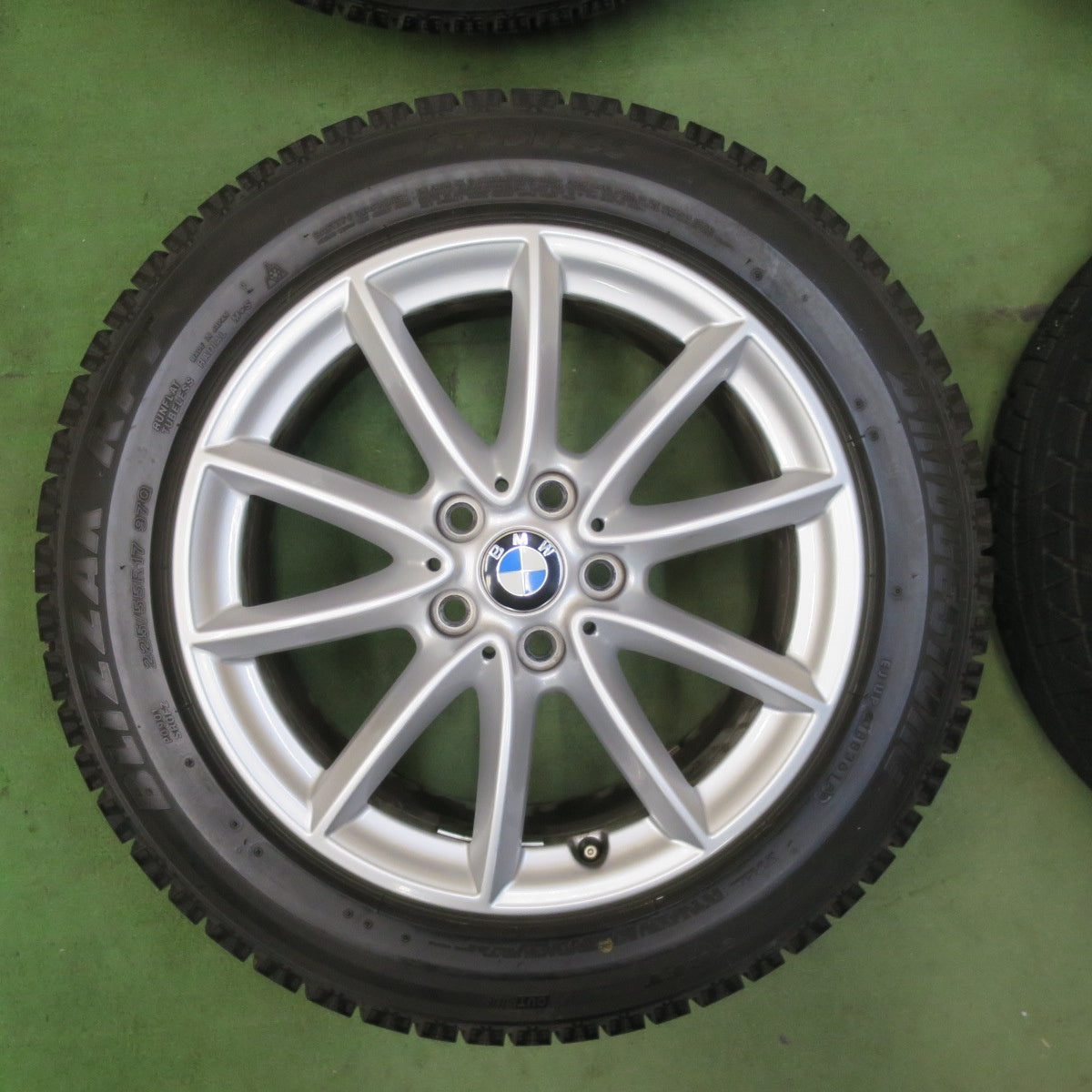 バリ溝！キレイ！9分★BMW F48 X1 純正 225/55R17 スタッドレス ブリヂストン ブリザック RFT 17インチ PCD112/5H★5112806TTス