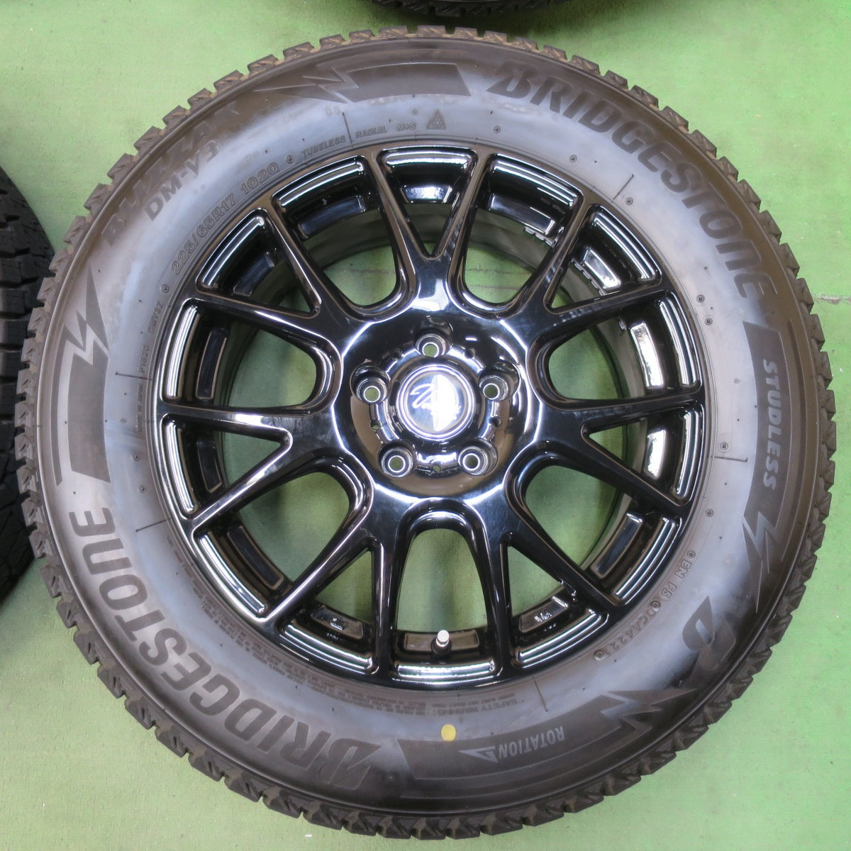 バリ溝！21年！キレイ！9.5分★スタッドレス 225/65R17 ブリヂストン ブリザック DM-V3 Verthandi ヴェルサンディ ヴェルザンディ 17インチ PCD114.3/5H★5110506イス