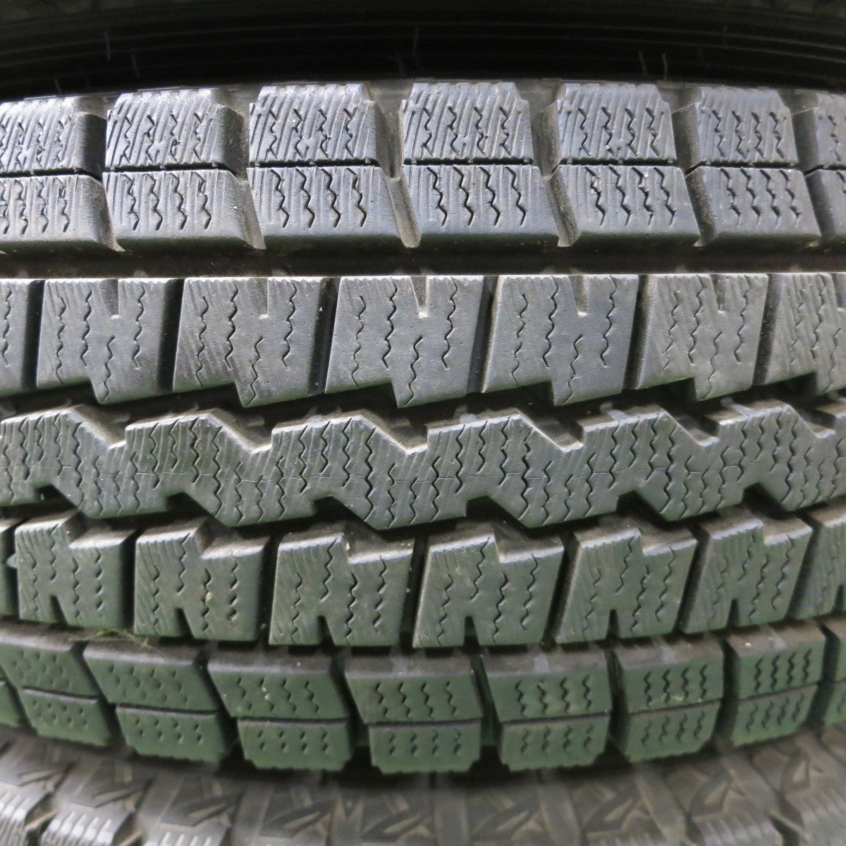 バリ溝！21年！9.5分以上★トラック タイヤ 185/80R14 102/100N スタッドレス ダンロップ ウインターマックス SV01 TOPY スチール 108-8 PCD184.15/6H★5030701ナス