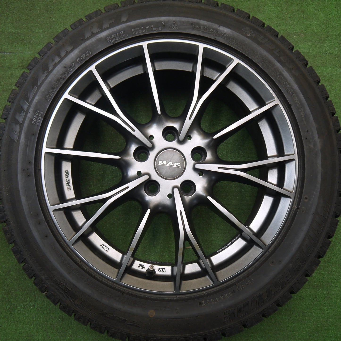 バリ溝！22年！ほぼ10分★BMW 等 MAK FABRIK 225/55R17 スタッドレス ブリヂストン ブリザック RFT 17インチ ファブリック PCD112/5H★6021708Hス