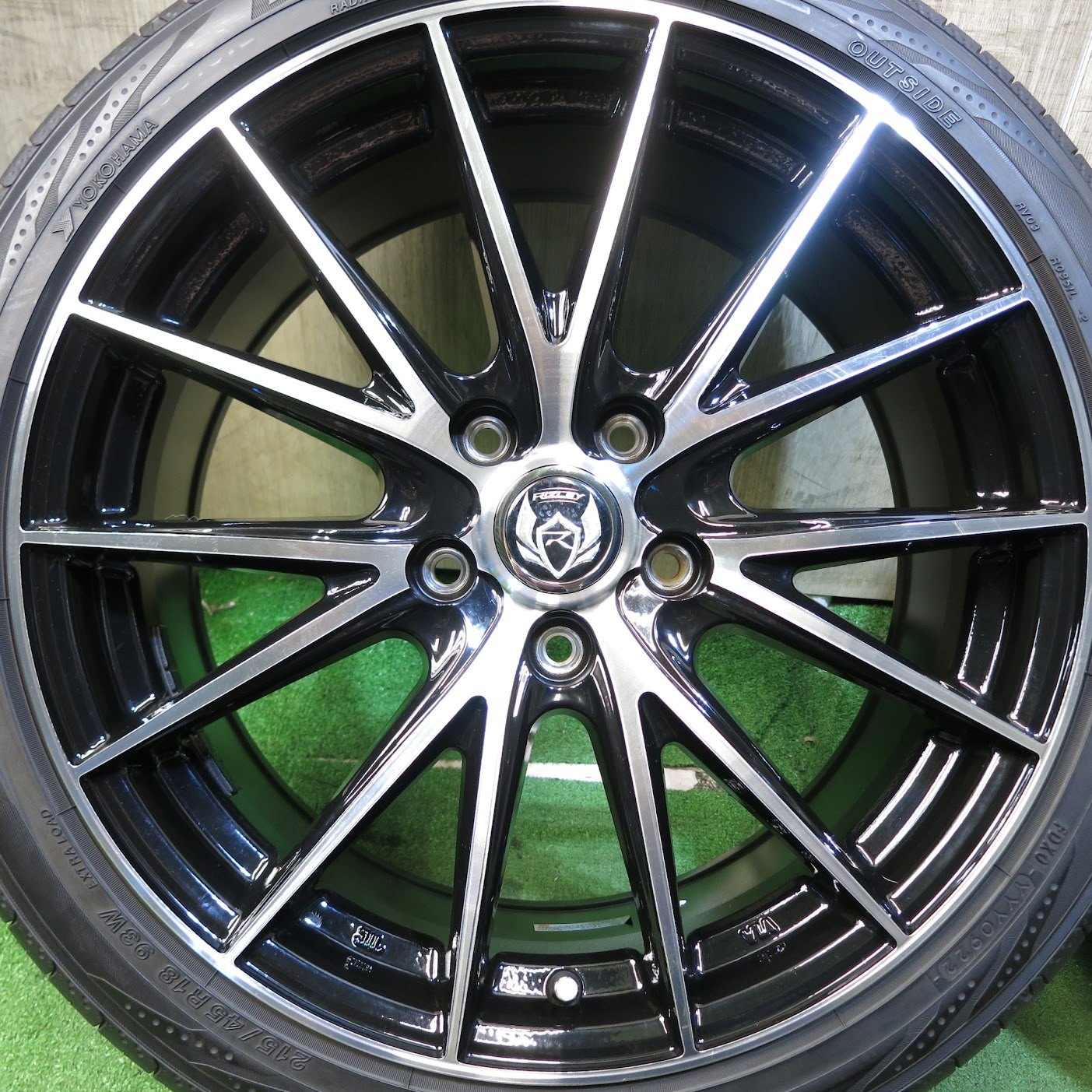 *送料無料* バリ溝！22年！9分★215/45R18 ヨコハマ BluEarth-RV RV03 RiZLEY ライツレー 18インチ PCD114.3/5H★3052302Hノ
