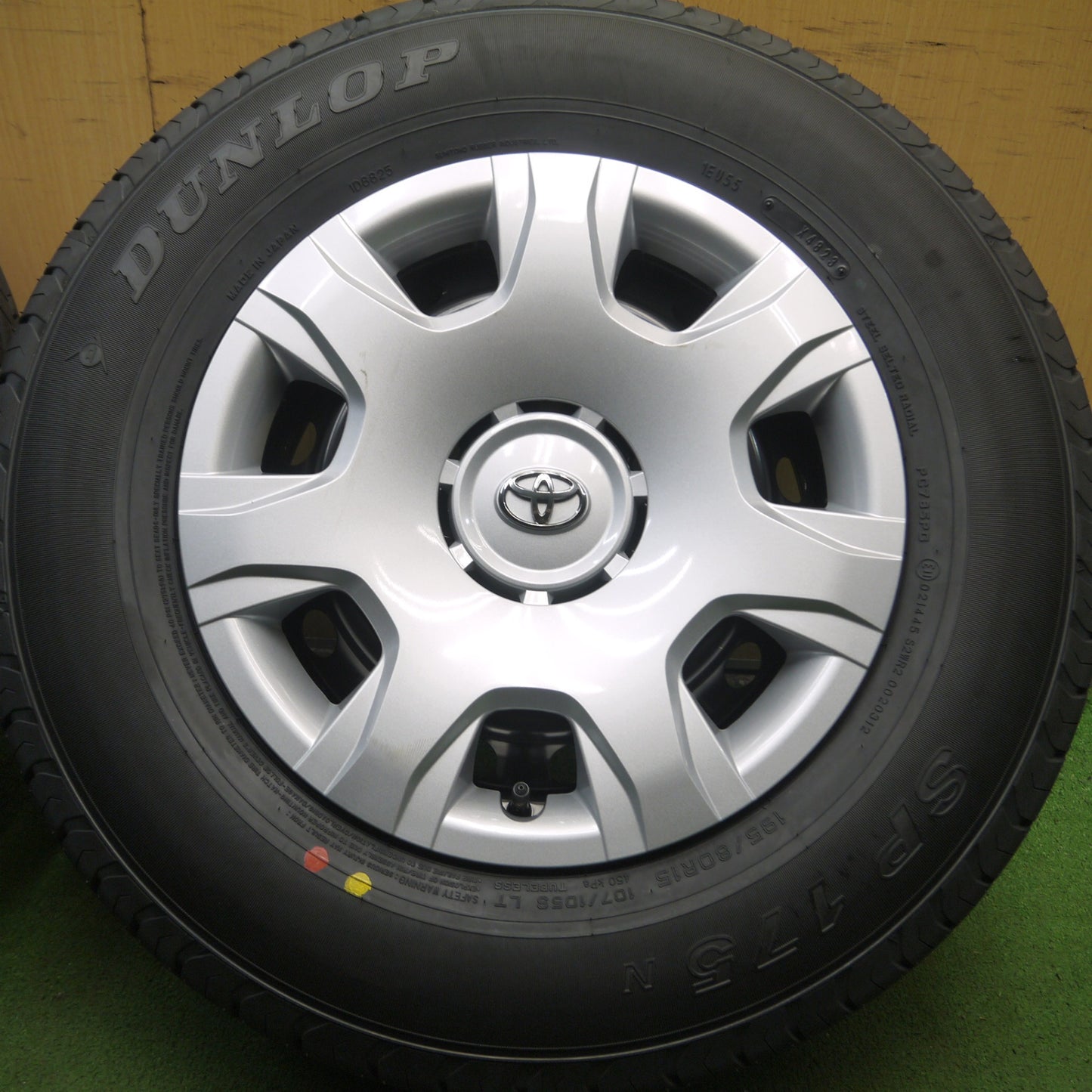 *送料無料* 新車外し！23年★トヨタ 200系 ハイエース 純正 スチール 195/80R15 107/105S ダンロップ SP175N PCD139.7/6H★4032608Hノ