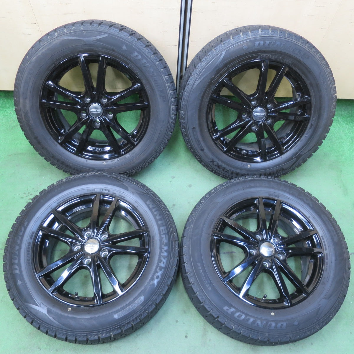 バリ溝！キレイ！9.5分★スタッドレス 205/65R16 ダンロップ ウインターマックス WM02 BAHNS TECH BLEST ブレスト 16インチ PCD114.3/5H★6012805イス