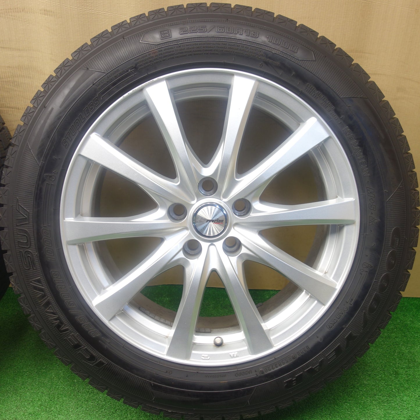 バリ溝！キレイ！9.5分★スタッドレス 225/60R18 グッドイヤー アイスナビ SUV ravrion RS01 ラブリオン 18インチ PCD114.3/5H★6011004KTス
