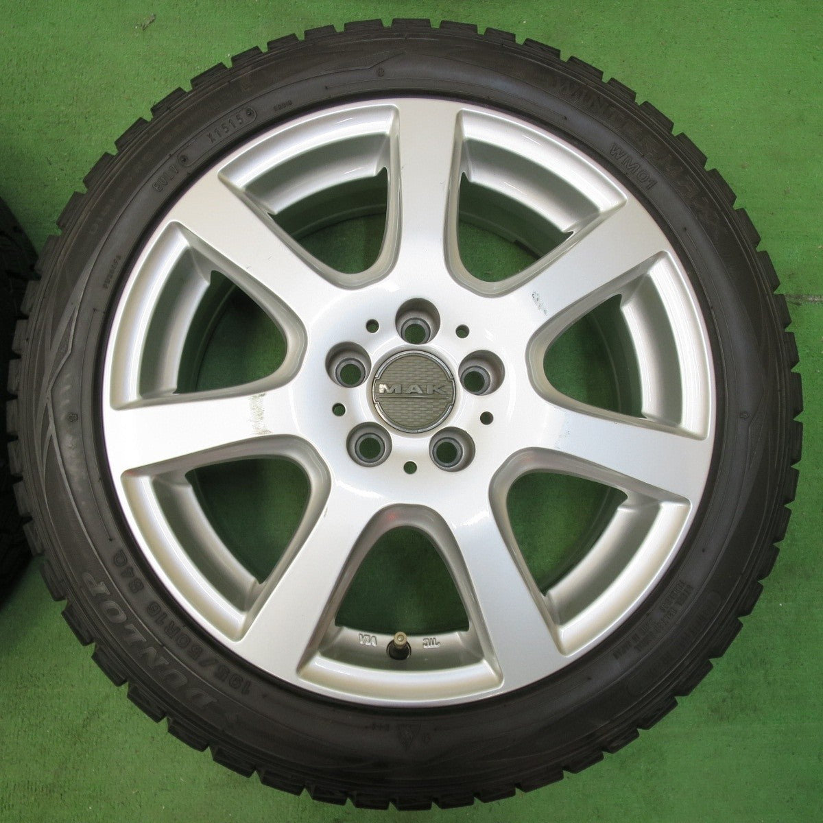 バリ溝！9.5分★ワーゲン 等 MAK DOLOMITI 195/50R16 スタッドレス ダンロップ ウインターマックス WM01 ドロミテ 16インチ PCD100/5H★5011302イス