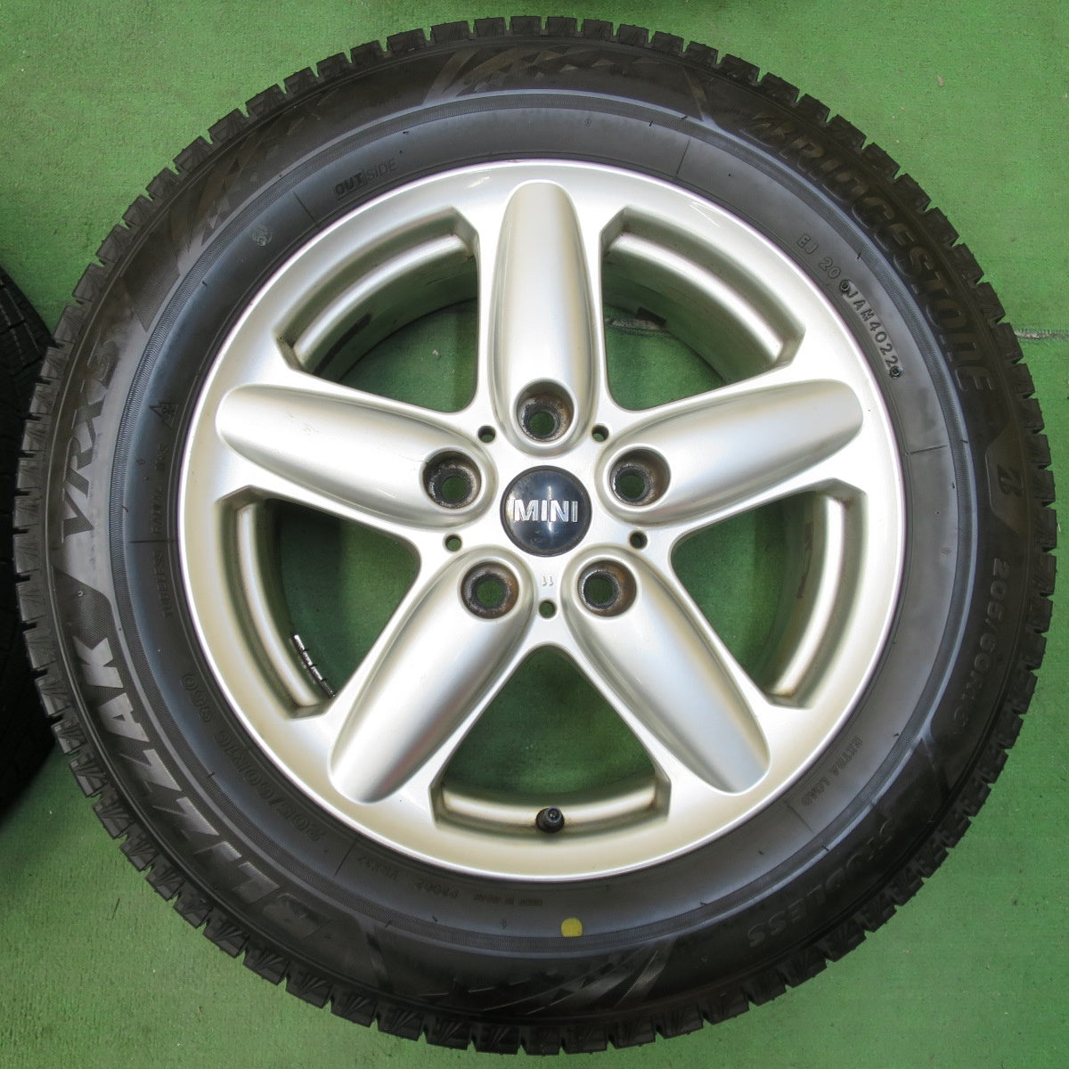 [送料無料] バリ溝！22年！ほぼ10分★MINI ミニ クロスオーバー R60 純正 205/60R16 スタッドレス ブリヂストン ブリザック VRX3 16インチ PCD120/5H★4123016イス