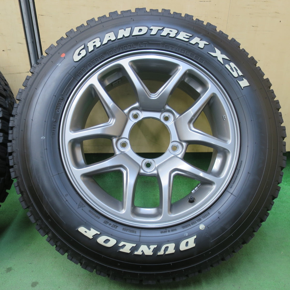 バリ溝！23年！キレイ！9.5分★スズキ JB64 ジムニー 純正 185/85R16 105/103L スタッドレス ダンロップ グラントレック XS1 ホワイトレター 16インチ PCD139.7/5H★5122907イス