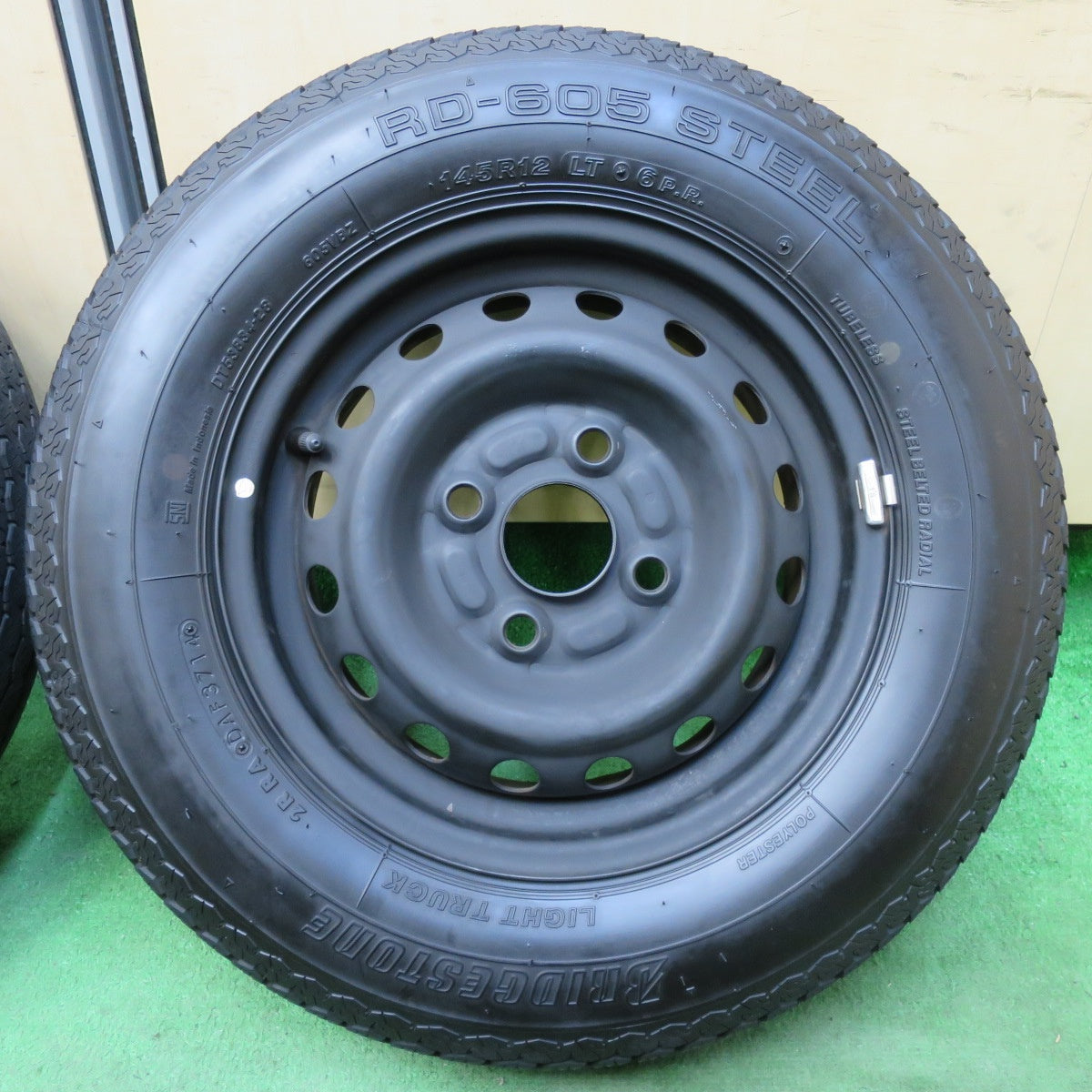 [送料無料] バリ溝！キレイ！9.5分★ダイハツ ハイゼット アトレー 等 純正 スチール 145R12 LT 6PR ブリヂストン RD-605 STEEL 12インチ PCD100/4H★5022716イノ