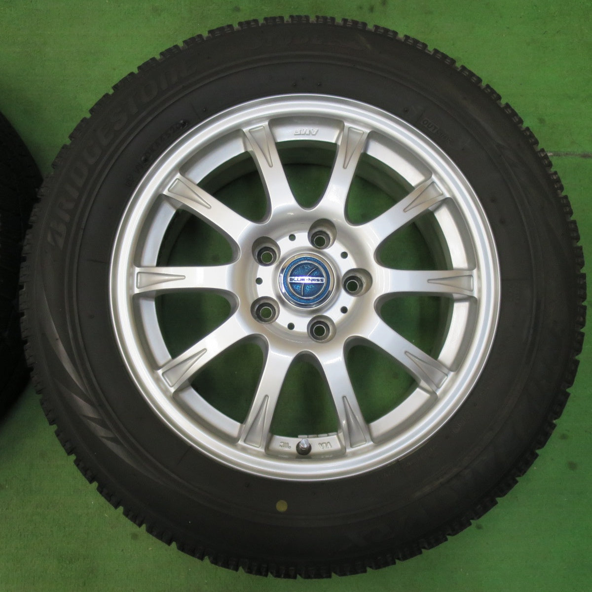 [送料無料] キレイ★スタッドレス 215/60R16 ブリヂストン ブリザック VRX BLUE・NESS AMF ブルーネス 16インチ PCD114.3/5H★5030606イス