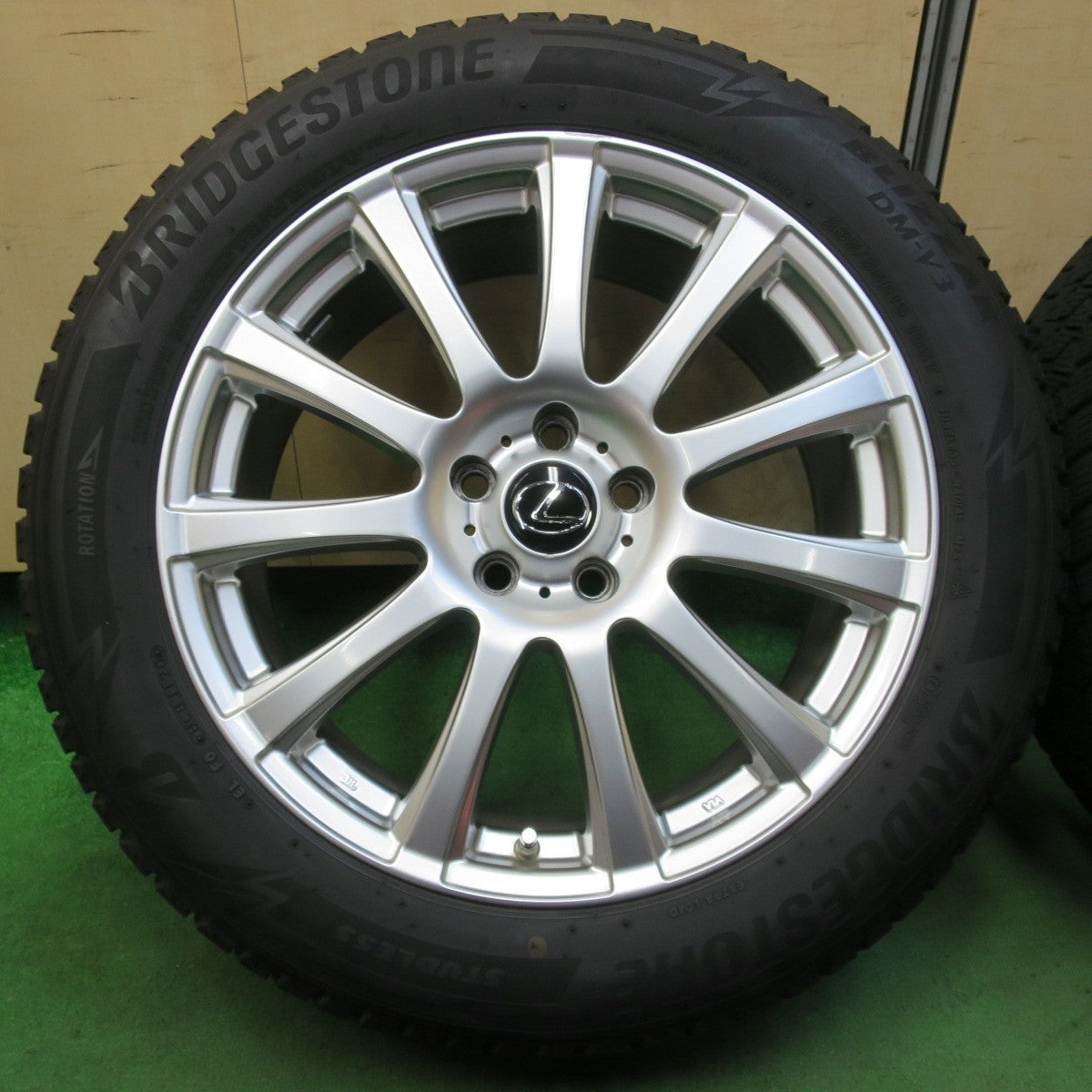 キレイ★レクサス 等 235/55R19 スタッドレス ブリヂストン ブリザック DM-V3 阿部商会 19インチ PCD114.3/5H★5020101イス