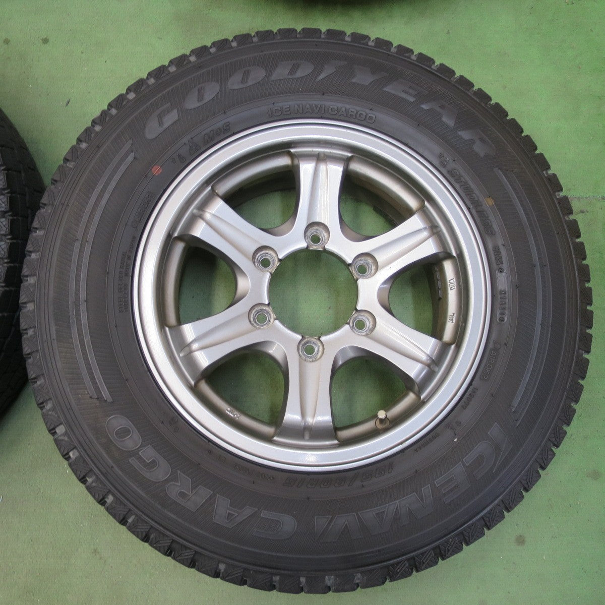 バリ溝！9分★KEELER FIELD 195/80R15 107/105L スタッドレス グッドイヤー アイスナビ CARGO キーラー フィールド 15インチ PCD139.7/6H★6042710イス