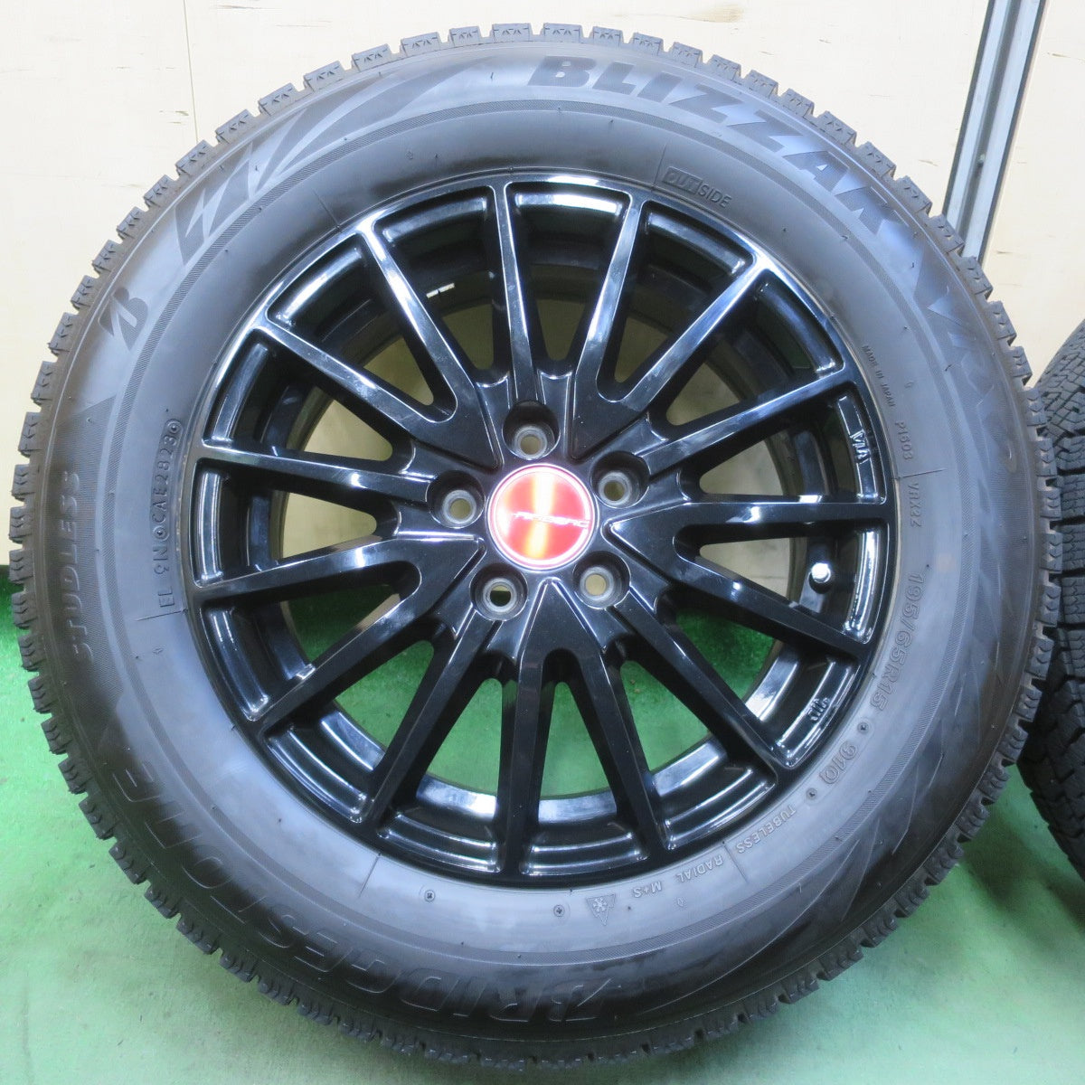 バリ溝！23年！キレイ！9.5分★プリウス 等 195/65R15 スタッドレス ブリヂストン ブリザック VRX2 AIRBERG エアベルグ 15インチ PCD100/5H★6060904イス