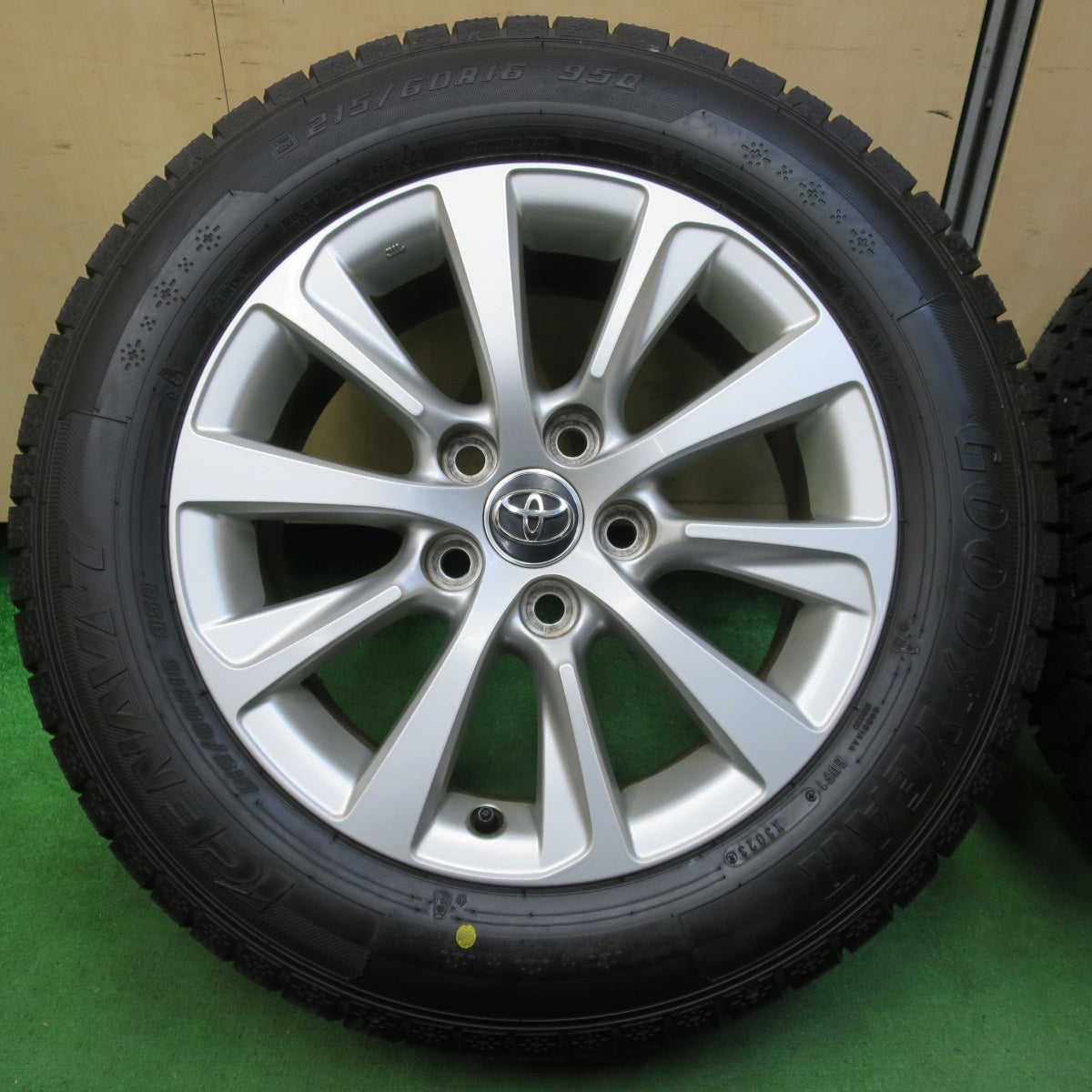 [送料無料] タイヤほぼ未使用！23年！キレイ★トヨタ 130系 マークX 純正 215/60R16 スタッドレス グッドイヤー アイスナビ7 PCD114.3/5H★4093007イス