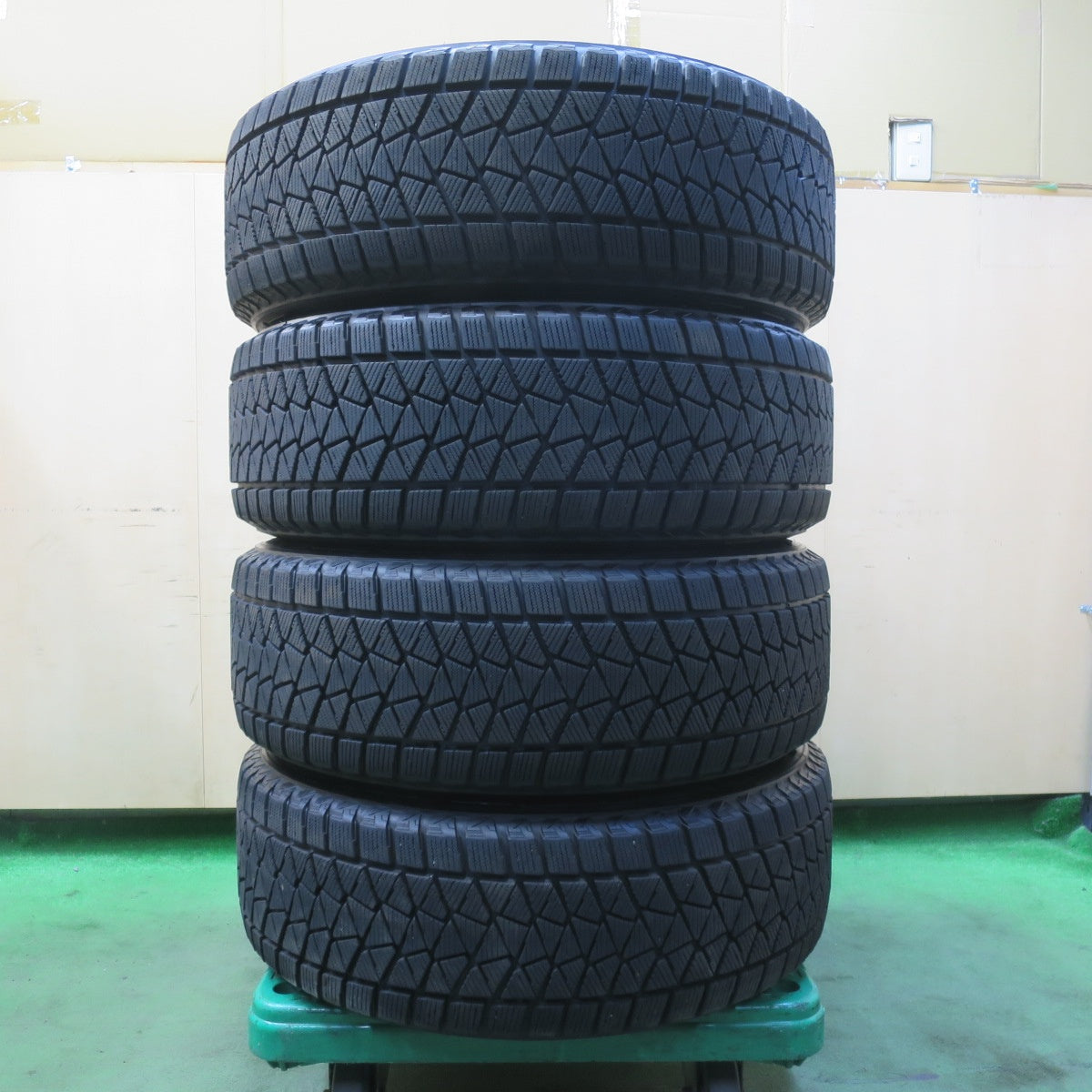 バリ溝！キレイ！8.5分★JEEP ジープ KL チェロキー 純正 225/60R17 スタッドレス ブリヂストン ブリザック DM-V2 17インチ PCD110/5H★5110707イス