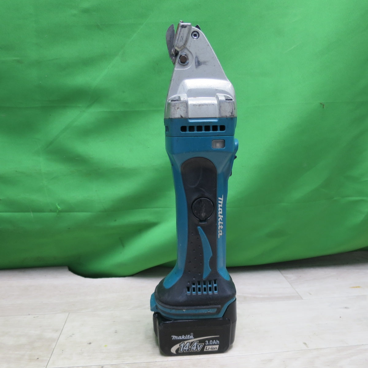 [送料無料] バッテリー2個☆マキタ 充電式 ストレートシャー 1.6mm 14.4V JS160DRF 充電器 ケース付き 切断機 電動 工具☆