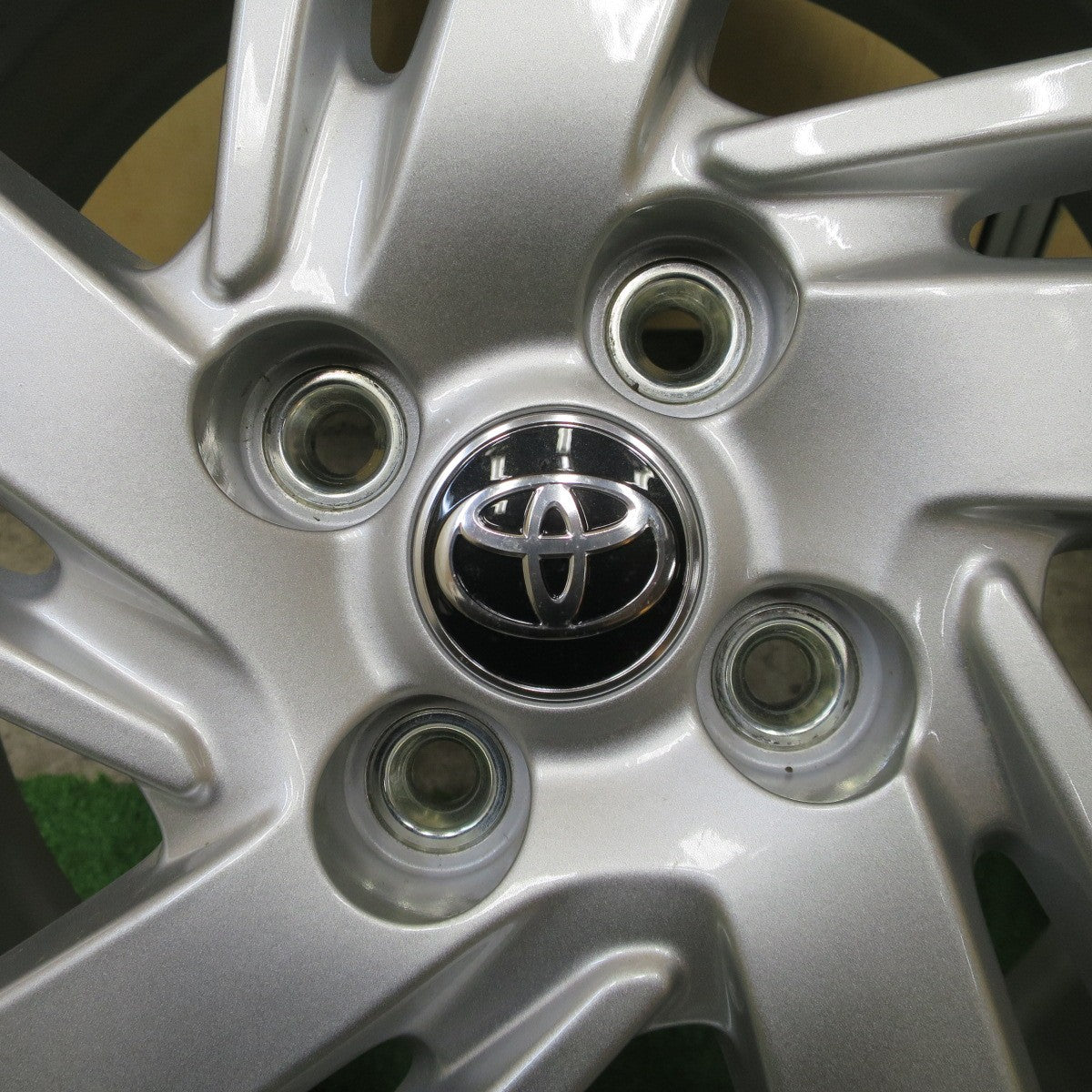 新車外し！付属品付き★トヨタ ライズ ダイハツ ロッキー 純正 ホイール 16インチ 16×6J PCD100/4H★6061204NGホ