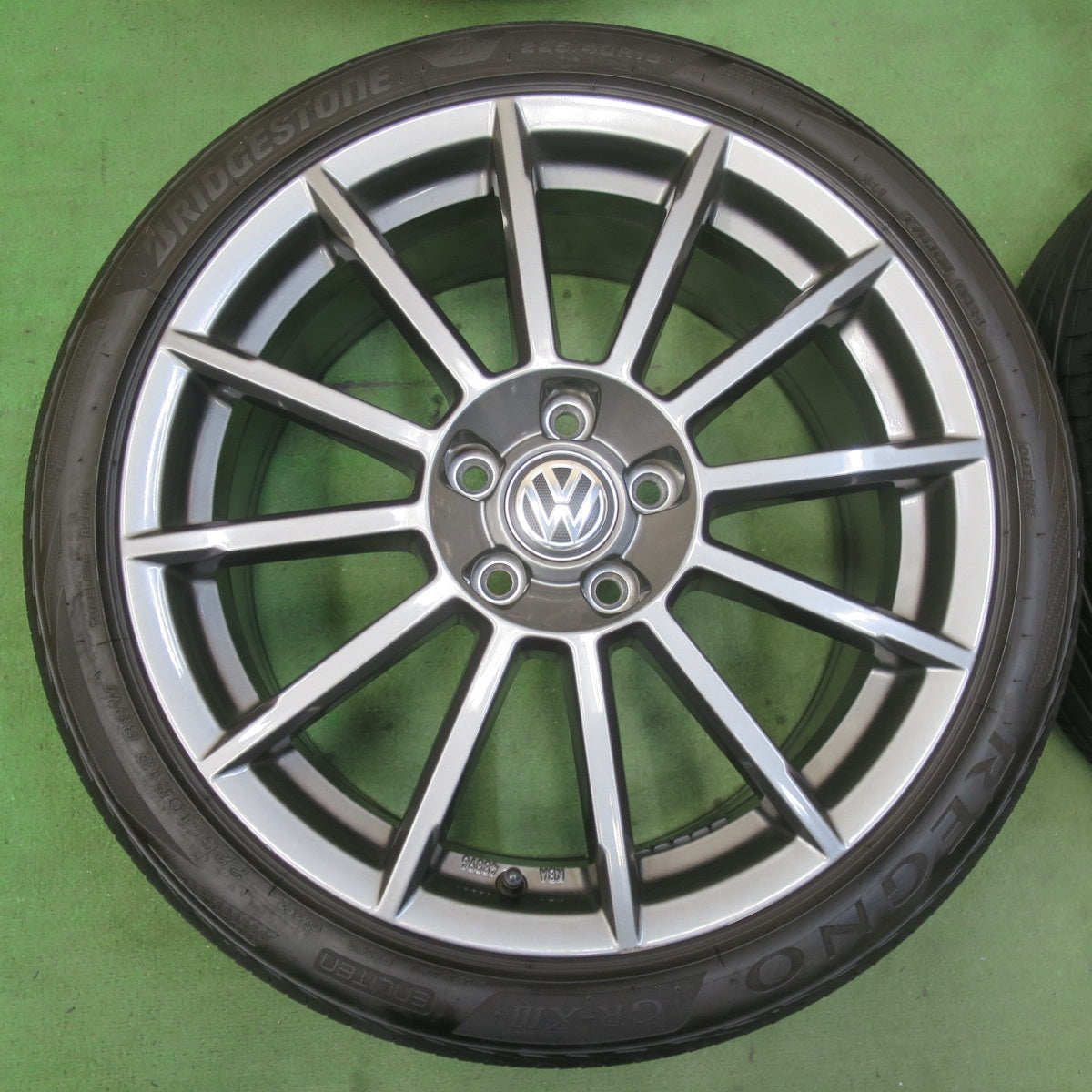 バリ溝！24年！キレイ！9.5分★ワーゲン ゴルフ7 純正 OP 225/40R18 ブリヂストン レグノ GR-X3 18インチ PCD112/5H★5101707イノ