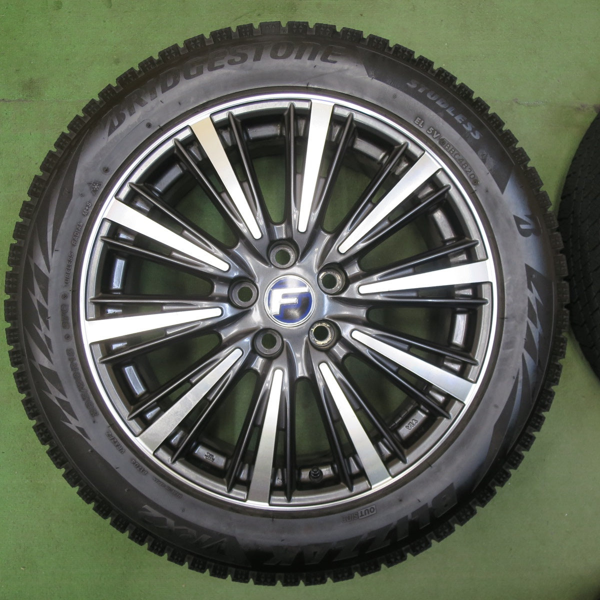 バリ溝！キレイ！9.5分★Lehrmeister L-F SPORT 235/50R18 スタッドレス ブリヂストン ブリザック VRX2 レアマイスター LF スポーツ 18インチ PCD114.3/5H★5111004TTス