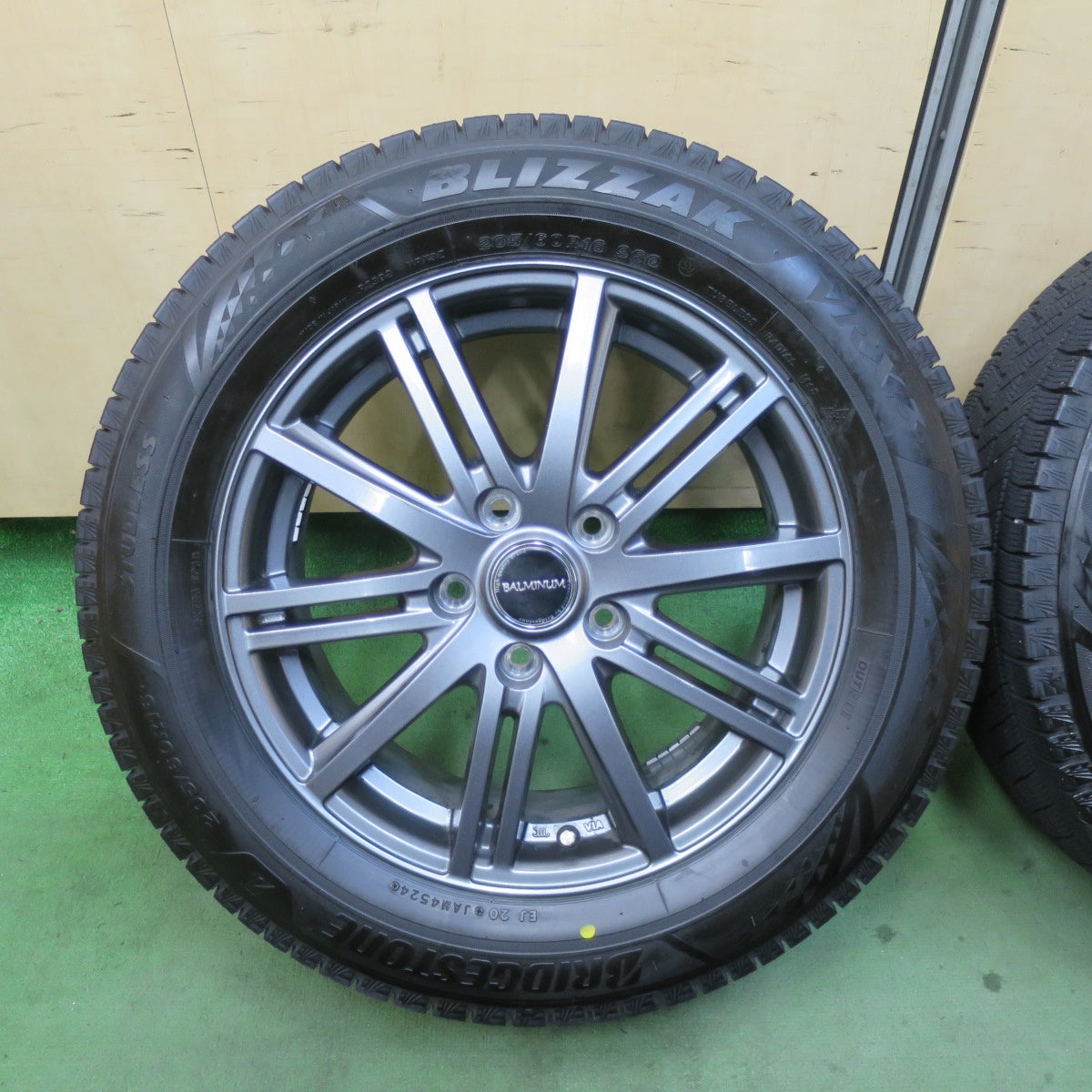 バリ溝！24年！キレイ！9.5分★スタッドレス 205/60R16 ブリヂストン ブリザック VRX3 BALMINUM BR10 バルミナ 16インチ PCD114.3/5H★5122601TTス