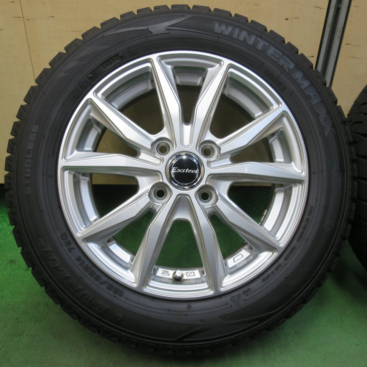 バリ溝！24年！キレイ！ほぼ10分★スタッドレス 165/65R14 ダンロップ ウインターマックス WM02 Exsteer エクスター 14インチ ハスラー ソリオ 等 PCD100/4H★5120910イス
