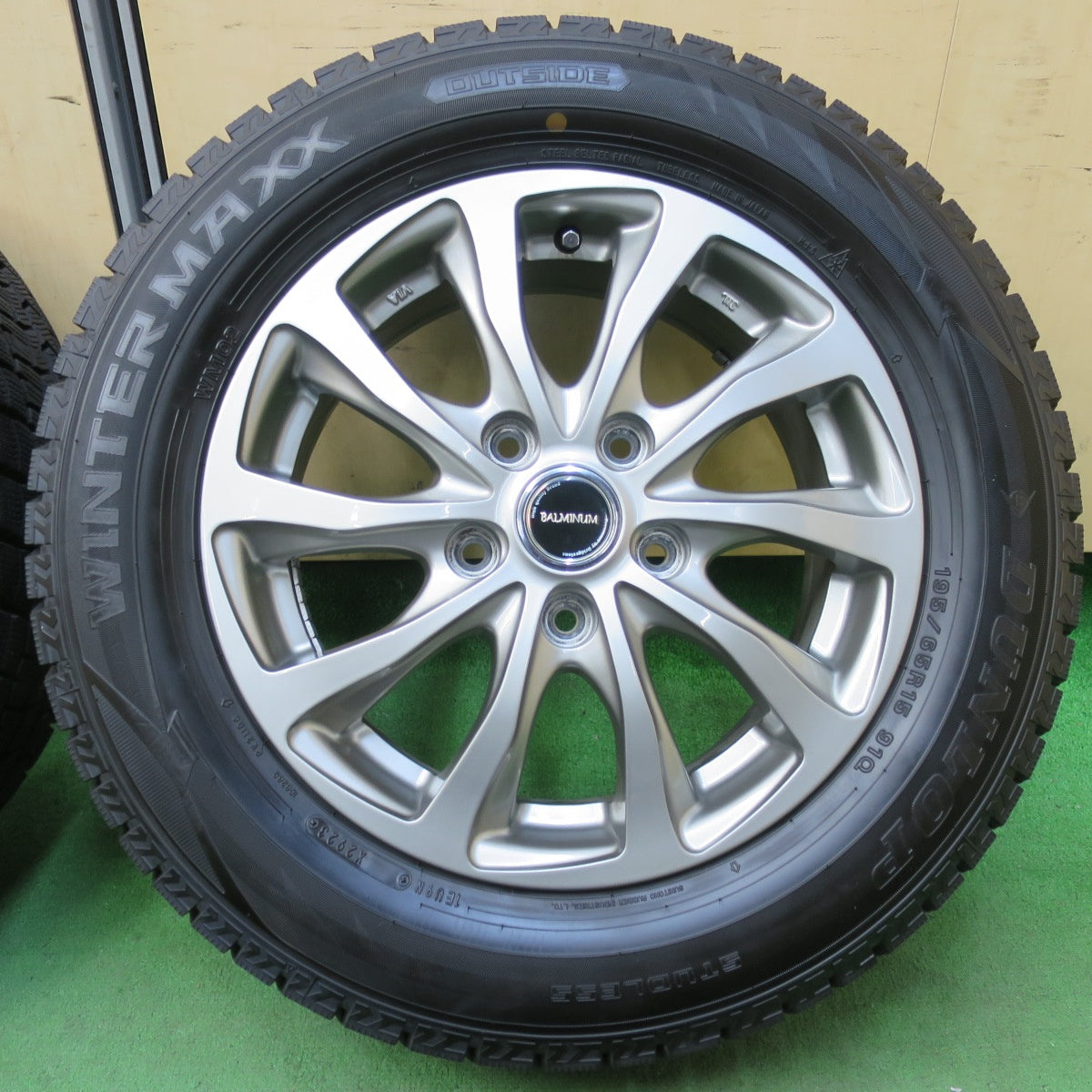[送料無料] バリ溝！23年！キレイ！ほぼ10分★スタッドレス 195/65R15 ダンロップ ウインターマックス WM02 BALMINUM バルミナ 15インチ PCD114.3/5H★5022604イス