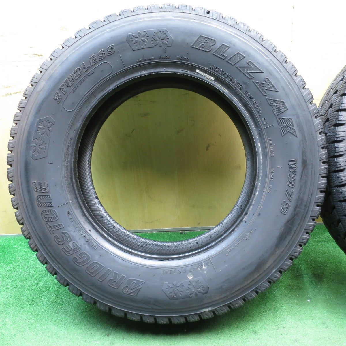 バリ溝！22年！9分！2本★トラック タイヤ 225/70R16 117/115L スタッドレス ブリヂストン ブリザック W979 タイヤ 16インチ★5061902NJスタ