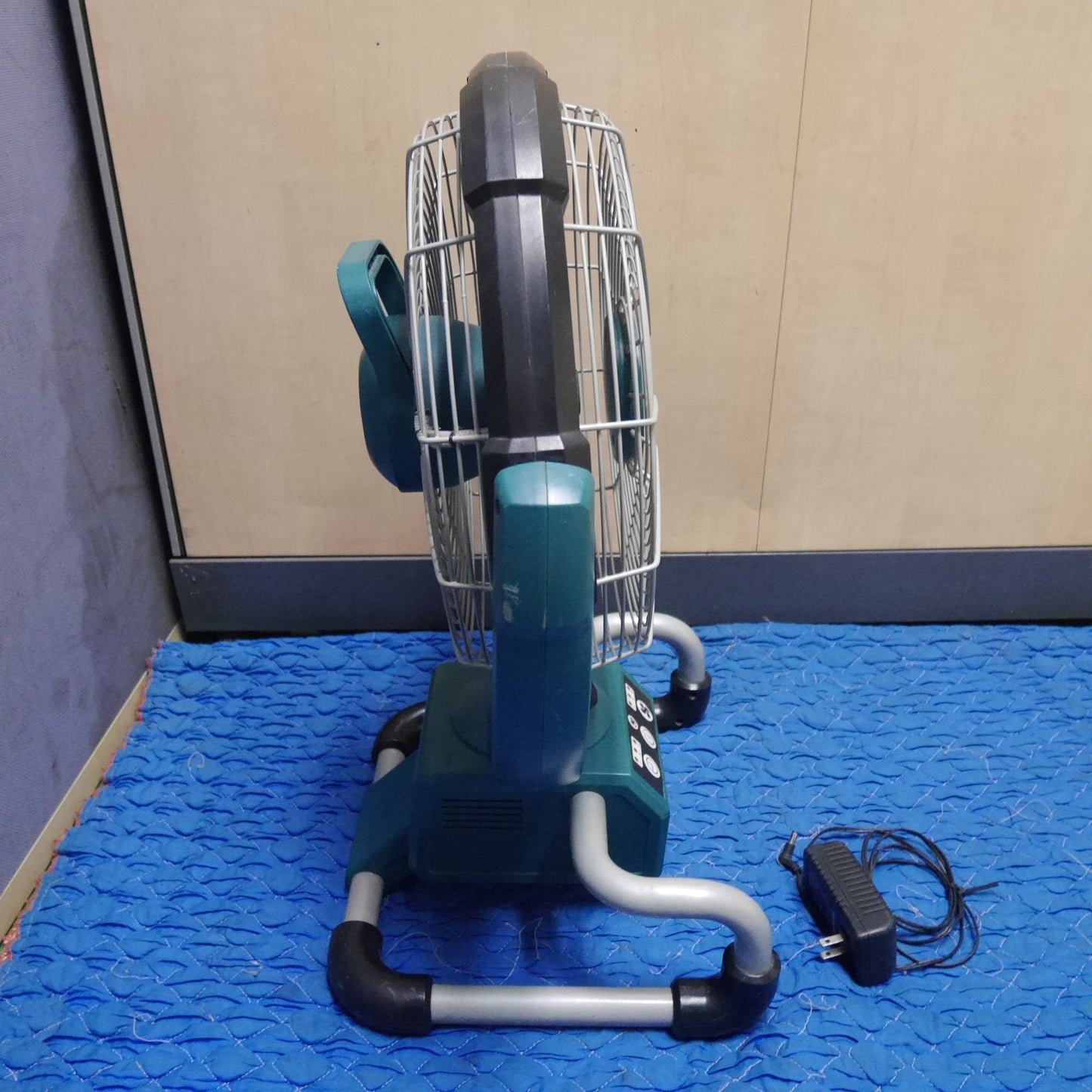 [送料無料] ☆マキタ 充電式 産業扇 CF300D 羽根径 330mm 扇風機 現場 作業 用 makita 本体のみ☆