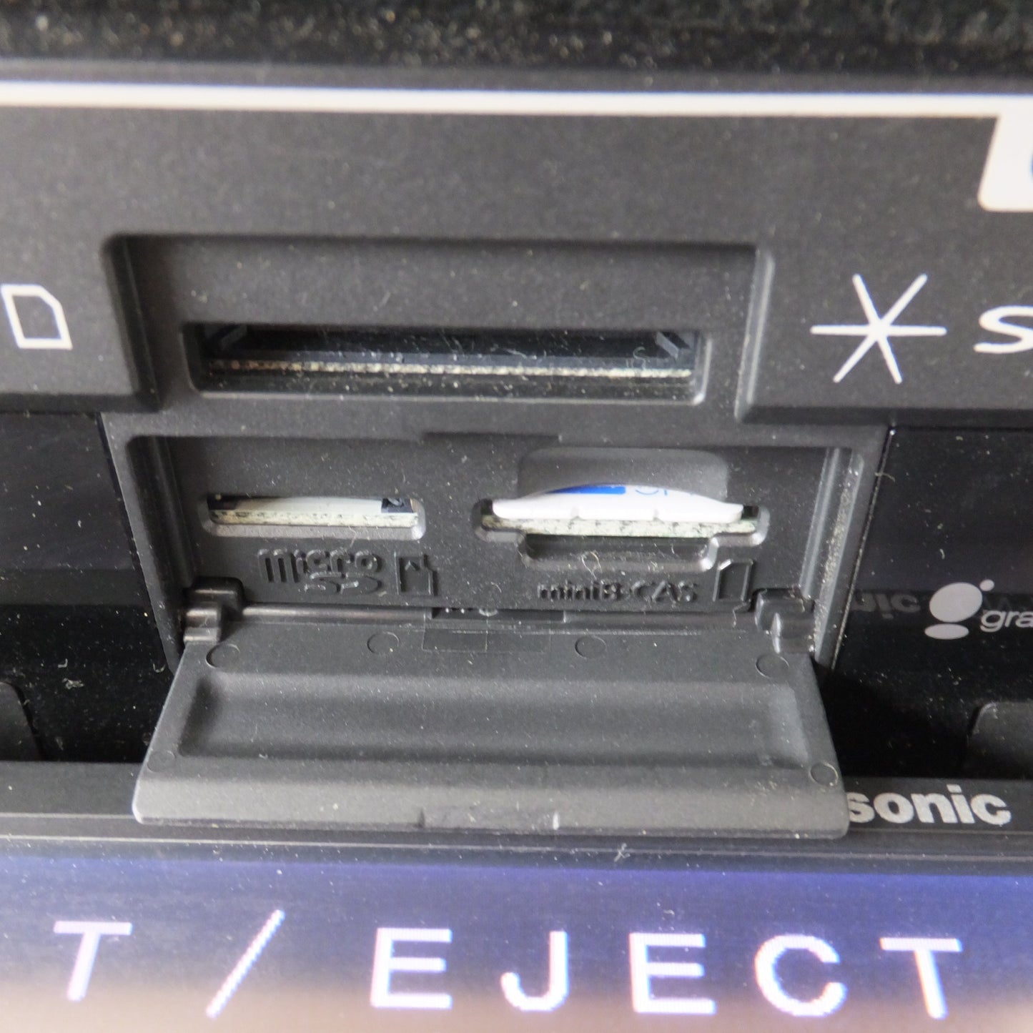 [送料無料] ★パナソニック Panasonic HDDカーナビステーション Strada CN-HW851D[32]★