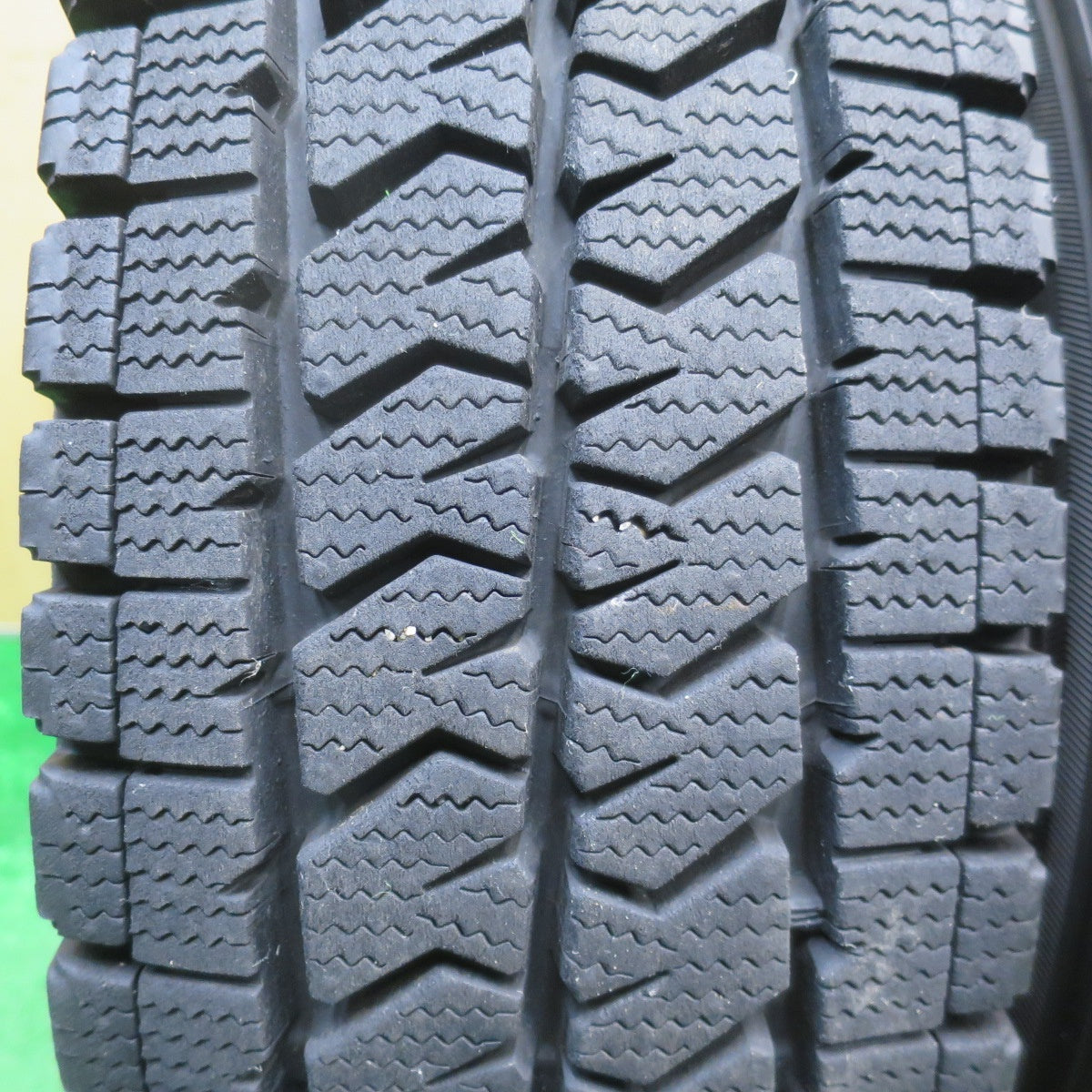バリ溝！24年！9.5分★KEELER 195/80R15 107/105N スタッドレス ブリヂストン ブリザック VL10 キーラー 15インチ PCD139.7/6H★5112404NJス