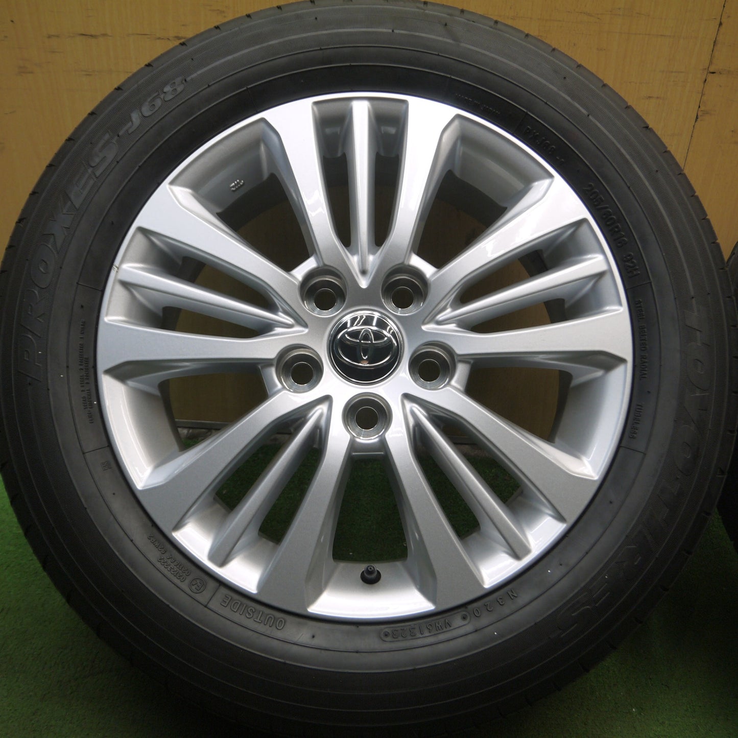 *送料無料* バリ溝！23年！キレイ！8.5分★トヨタ 90系 ノア ヴォクシー 純正 205/60R16 トーヨー プロクセス J68 16インチ PCD114.3/5H★4053103Hノ