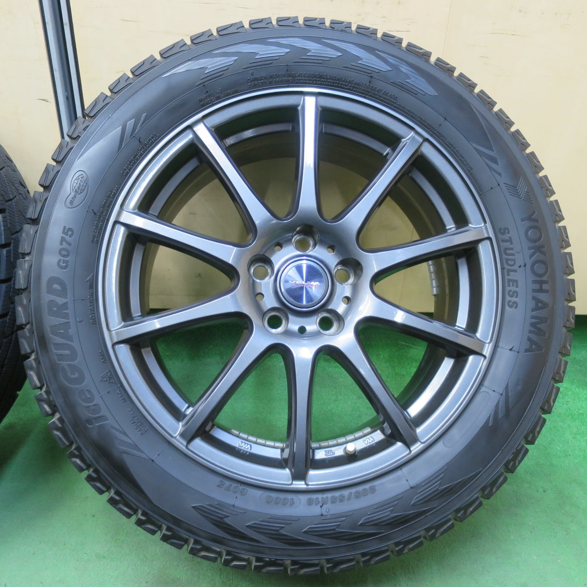 バリ溝！23年！キレイ！9.5分以上★スタッドレス 235/55R18 ヨコハマ アイスガード G075 VELVA CHARGE ヴェルヴァ 18インチ PCD114.3/5H★5040902イス