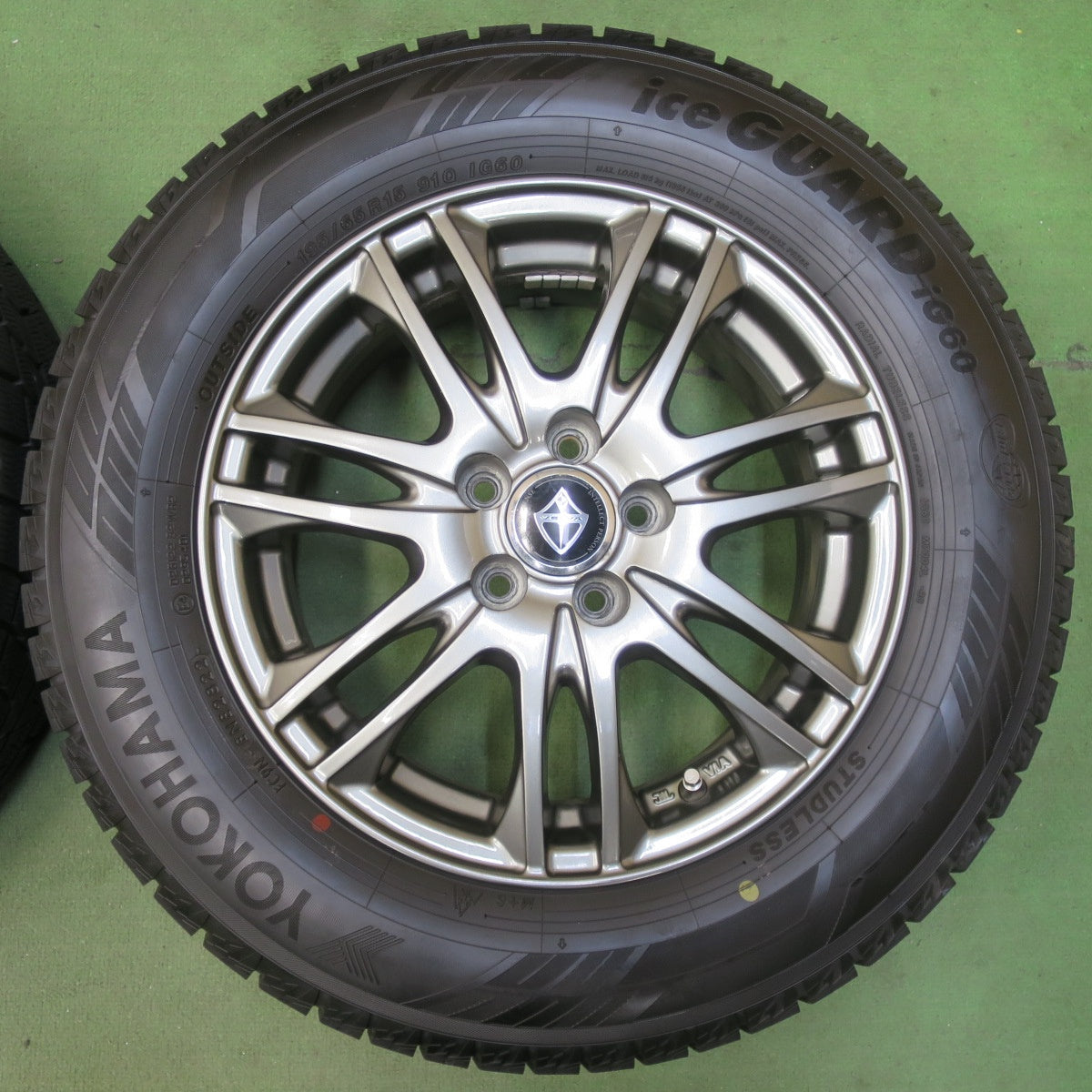 バリ溝！22年！キレイ！9.5分★プリウス 等 195/65R15 スタッドレス ヨコハマ アイスガード iG60 VELVA ヴェルヴァ 15インチ PCD100/5H★5111813イス