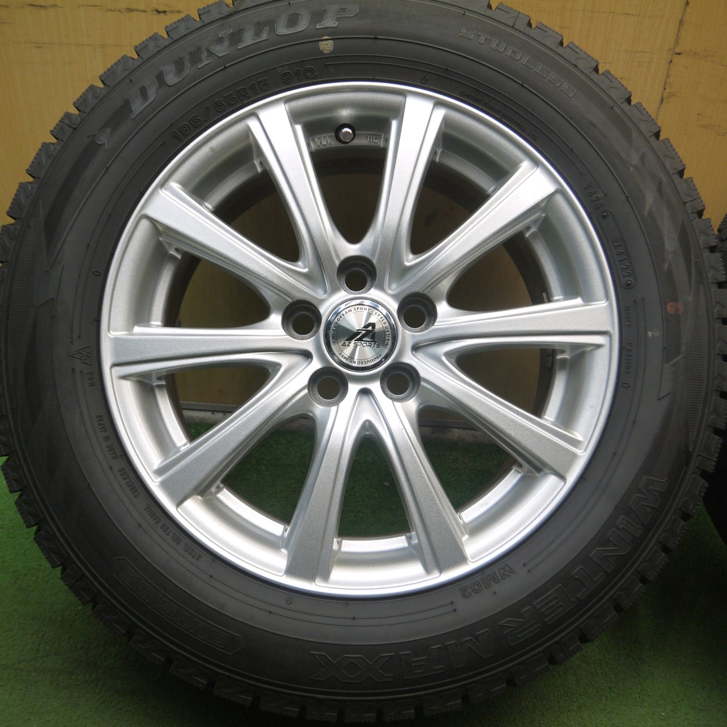 *送料無料* バリ溝！22年！キレイ！9.5分以上★プリウス等 195/65R15 スタッドレス ダンロップ ウインターマックス WM02 AZ SPORTS 15インチ PCD100/5H★4061703Hス