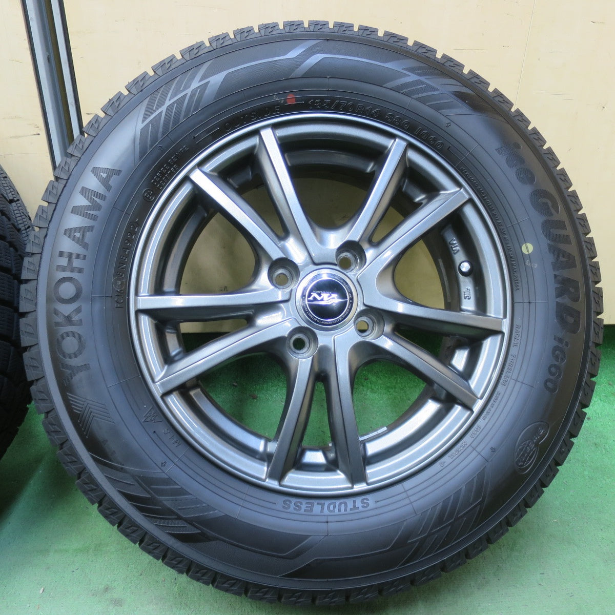バリ溝！22年！キレイ！9.5分以上◎スタッドレス 185/70R14 ヨコハマ アイスガード iG60 NIRVANA NV ニルバーナ ニルヴァーナ 14インチ PCD100/4H◎6091913イス