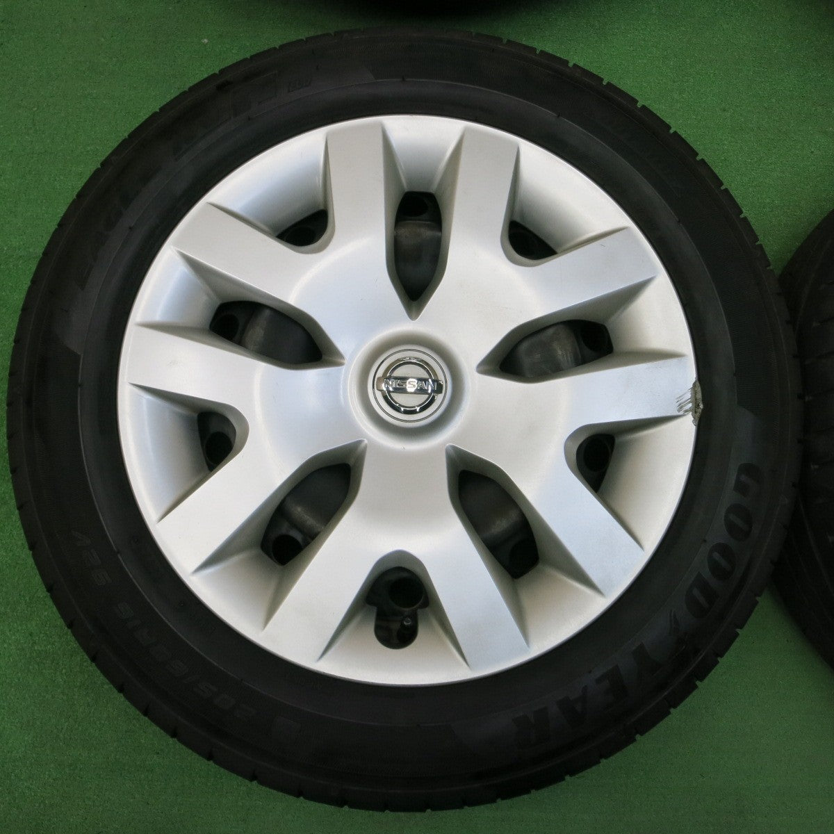 *送料無料* バリ溝！22年！綺麗！9.5分★日産 ジューク 純正 スチール 205/60R16 グッドイヤー イーグル RVF ECO 16インチ PCD114.3/5H★4041305イノ