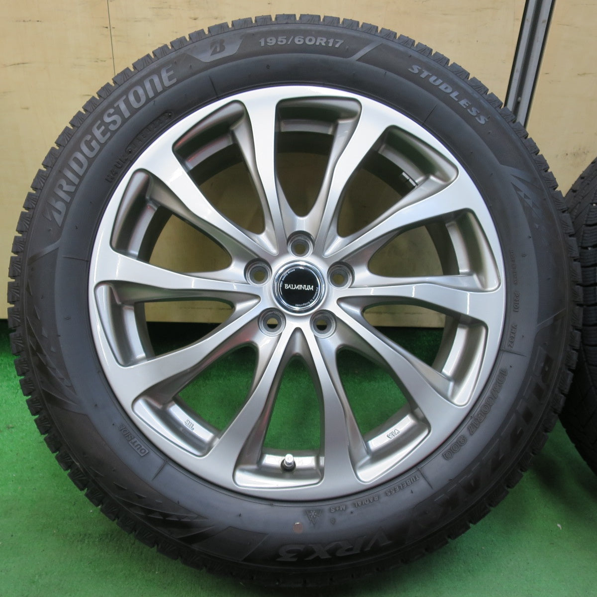 [送料無料] バリ溝！22年！キレイ！9.5分★ライズ ロッキー 等 195/60R17 スタッドレス ブリヂストン ブリザック VRX3 BALMINUM バルミナ 17インチ PCD100/5H★5010710イス