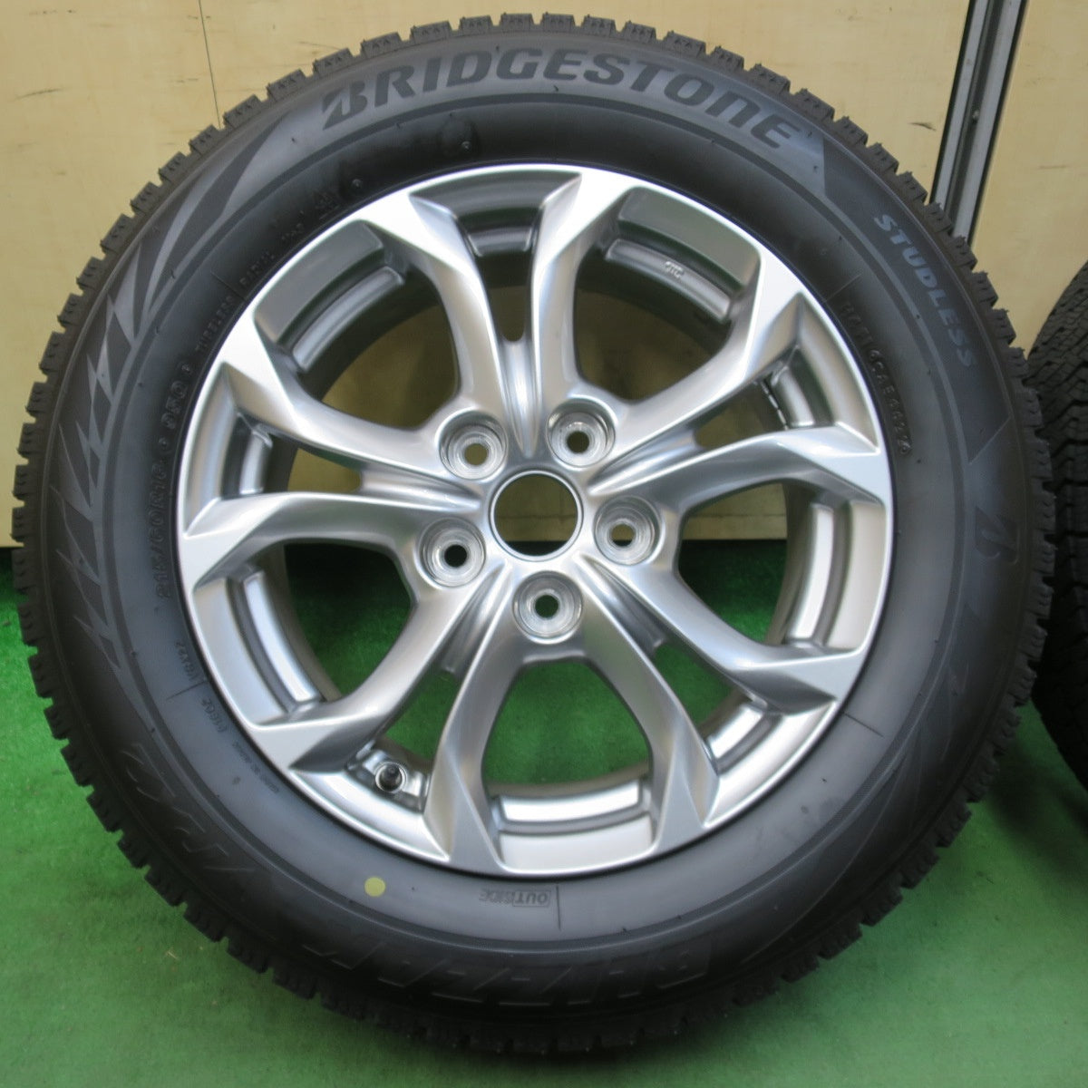 [送料無料] バリ溝！22年！キレイ！9.5分★マツダ CX-3 純正 215/60R16 スタッドレス ブリヂストン ブリザック VRX2 16インチ PCD114.3/5H★5021705イス