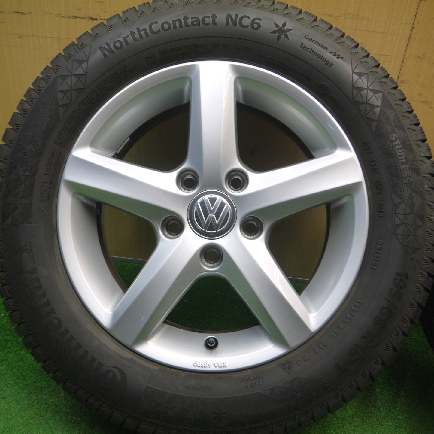 [送料無料] バリ溝！キレイ！8.5分★ワーゲン ゴルフ 純正 195/65R15 スタッドレス コンチネンタル ノースコンタクト NC6 15インチ PCD112/5H★4120305Hス