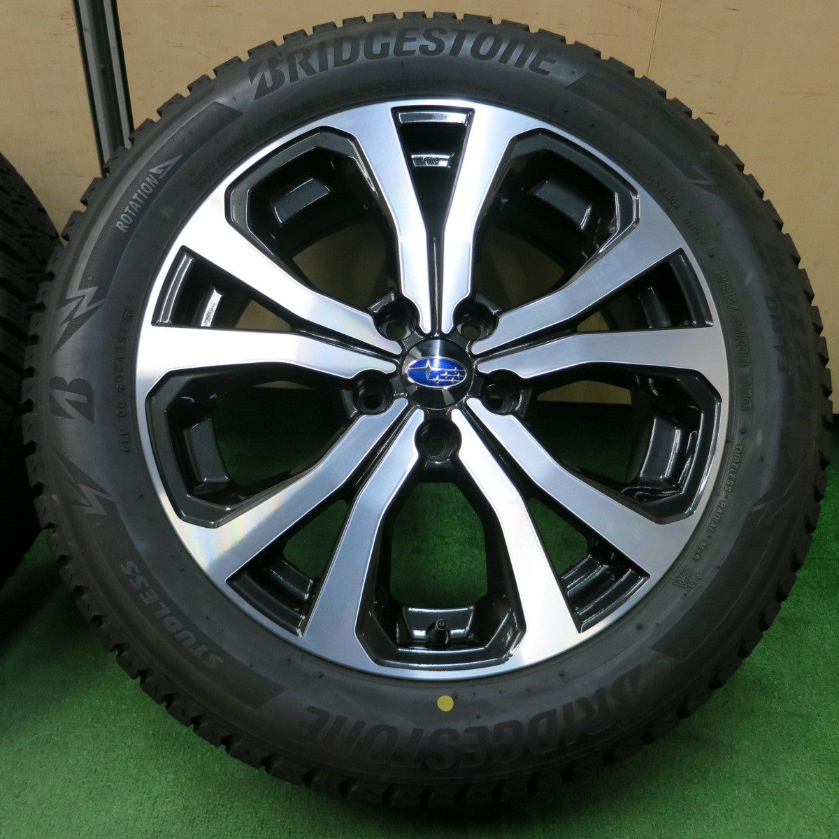 *送料無料* バリ溝！キレイ！9.5分以上★スバル SK フォレスター 純正 225/55R18 スタッドレス ブリヂストン ブリザック DM-V3 PCD114.3/5H★4022609イス