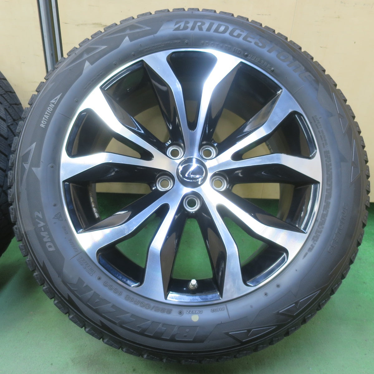 センサー付き！キレイ◎レクサス 10系 NX Fスポーツ 純正 225/60R18 スタッドレス ブリヂストン ブリザック DM-V2 18インチ PCD114.3/5H◎6092309イス