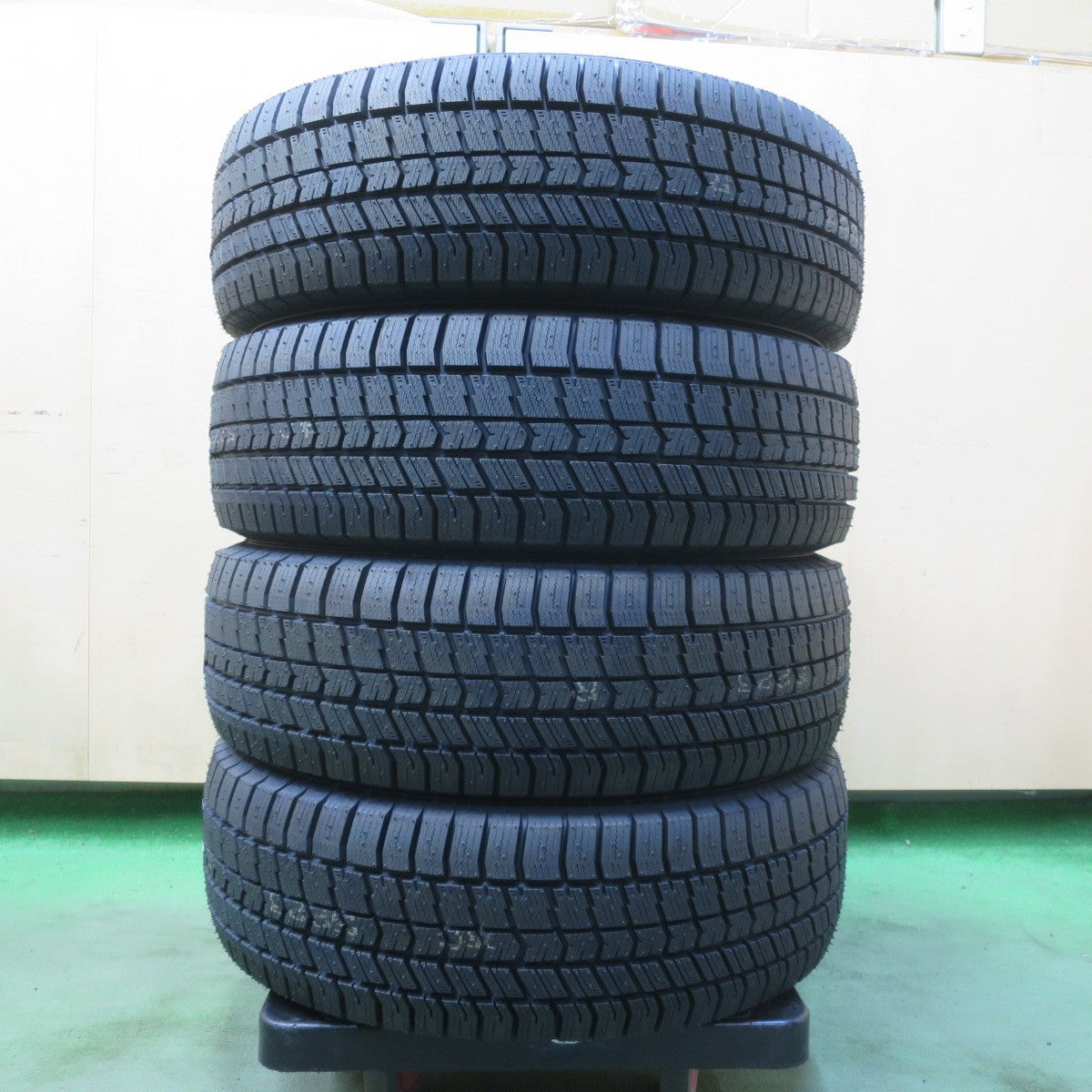 未使用！26年★スタッドレス 195/65R15 グッドイヤー アイスナビ8 タイヤ 15インチ プリウス ノア ヴォクシー ステップワゴン 等★6061810イスタ