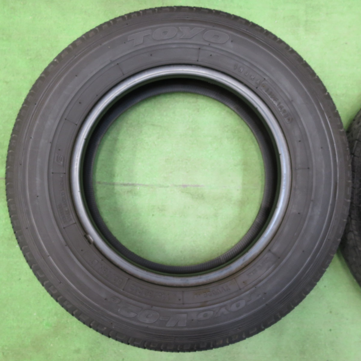 [送料無料] バリ溝！23年！8.5分★軽 トラック バン 145/80R12 80/78N トーヨー V-02e タイヤ 12インチ★5022802イノタ