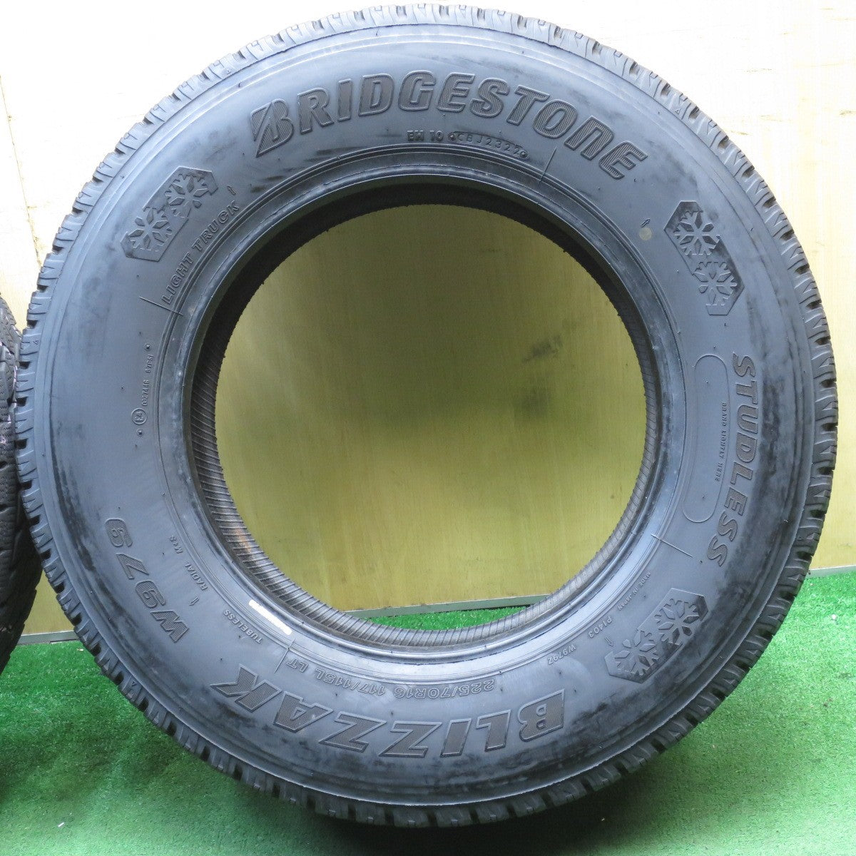 バリ溝！22年！9.5分★トラック タイヤ 225/70R16 117/115L スタッドレス ブリヂストン ブリザック W979 16インチ エルフ キャンター 等★5061801NJスタ