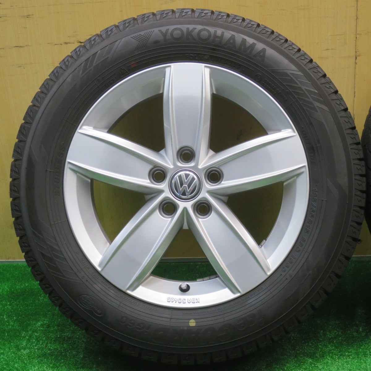 バリ溝！23年！キレイ！9.5分★ワーゲン ポロ 純正 185/65R15 スタッドレス ヨコハマ アイスガード iG60 15インチ PCD100/5H★5101602NJス