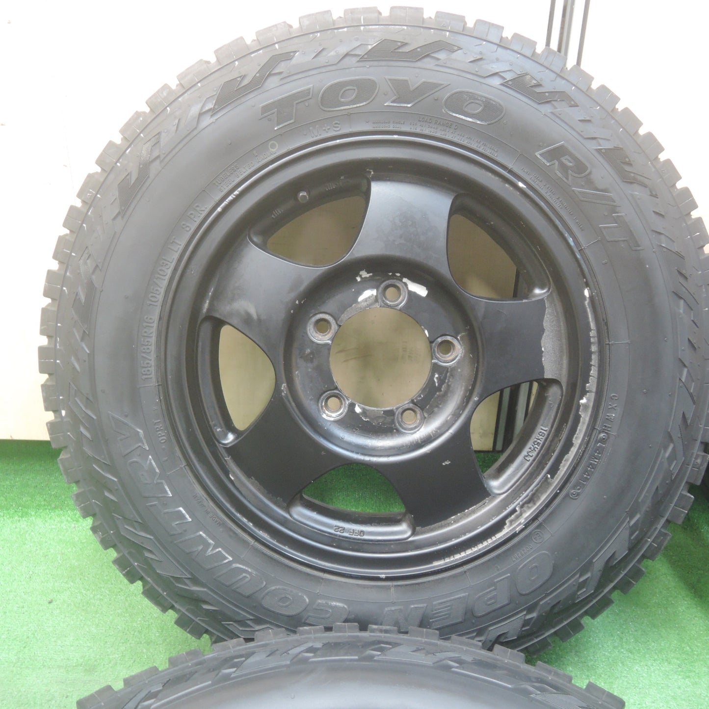 *送料無料* バリ溝！9.5分★スズキ ジムニー 純正 ENKEI 185/85R16 105/103L 8PR トーヨー R/T オープンカントリー エンケイ PCD139.7/5H★4042412KMノ