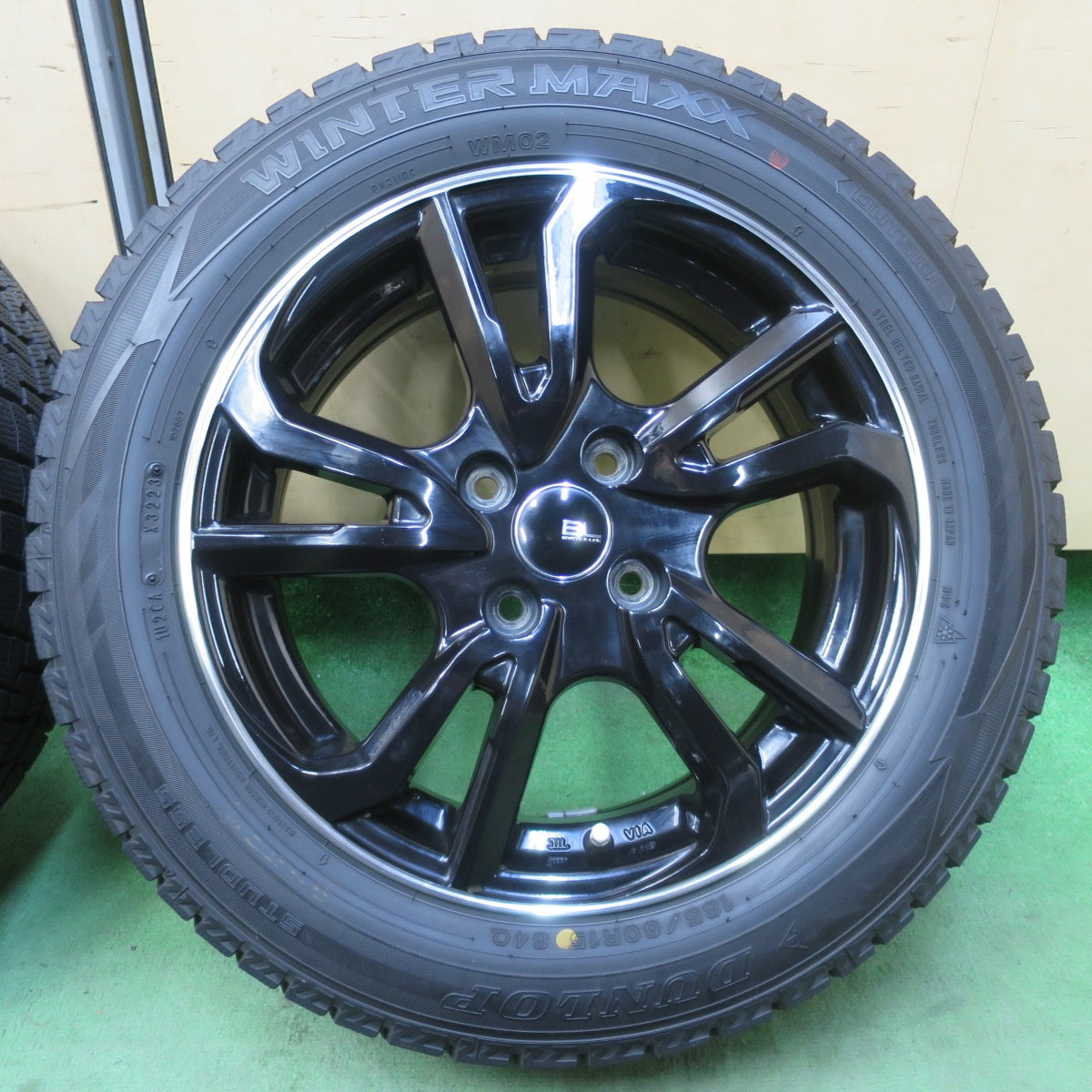 バリ溝！23年！キレイ！9.5分★スタッドレス 185/60R15 ダンロップ ウインターマックス WM02 BRANDLE-LINE ブランドルライン 15インチ PCD100/4H★6020410イス